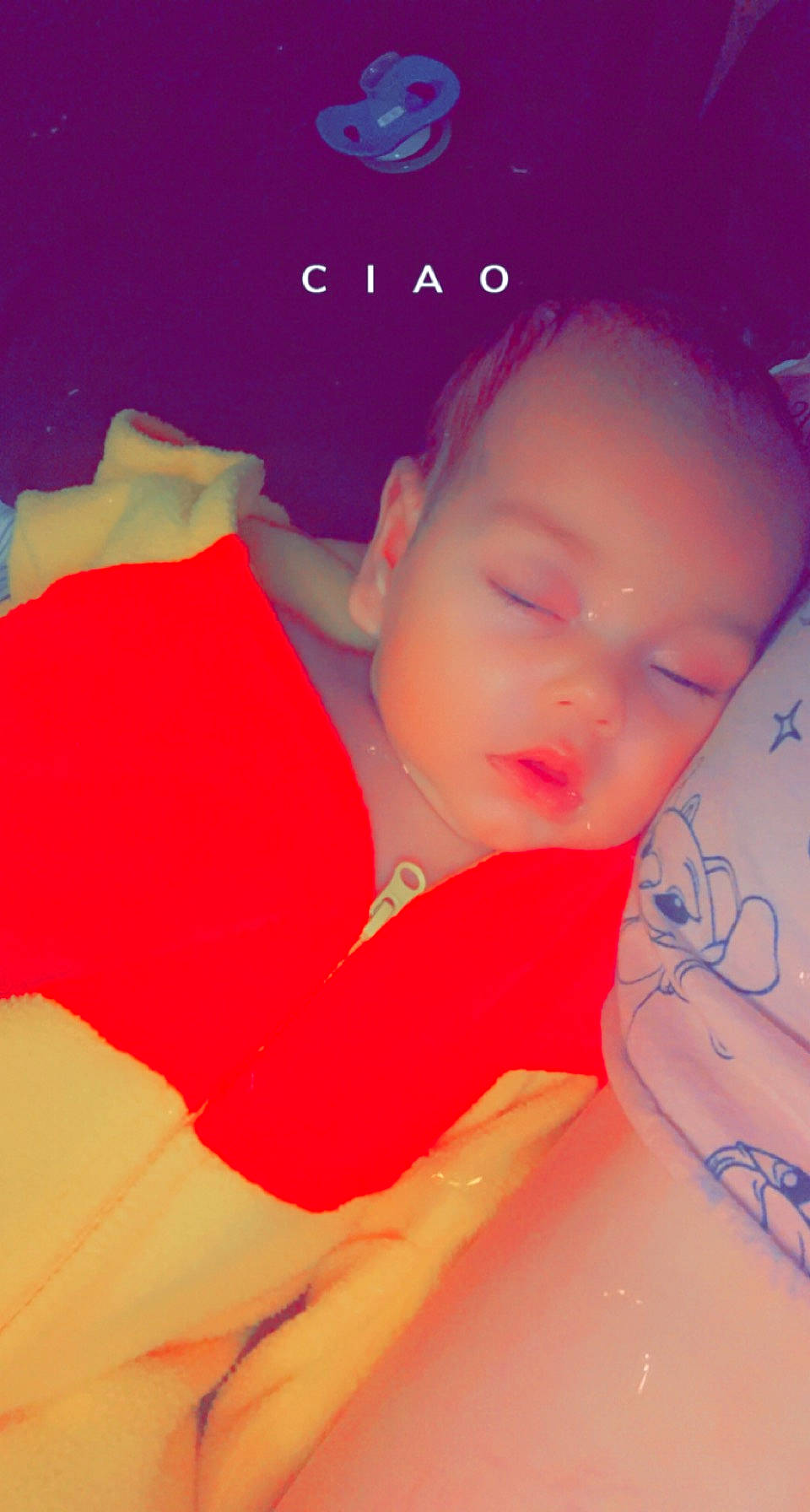 Maurice is registered to the contest to win money with this photo: abdomen, baby, carmine, chest, child, elbow, eyelash, finger, font, fun, gesture, happy, human_leg, nail, pattern, person, skin, sleeve, t_shirt, thumb