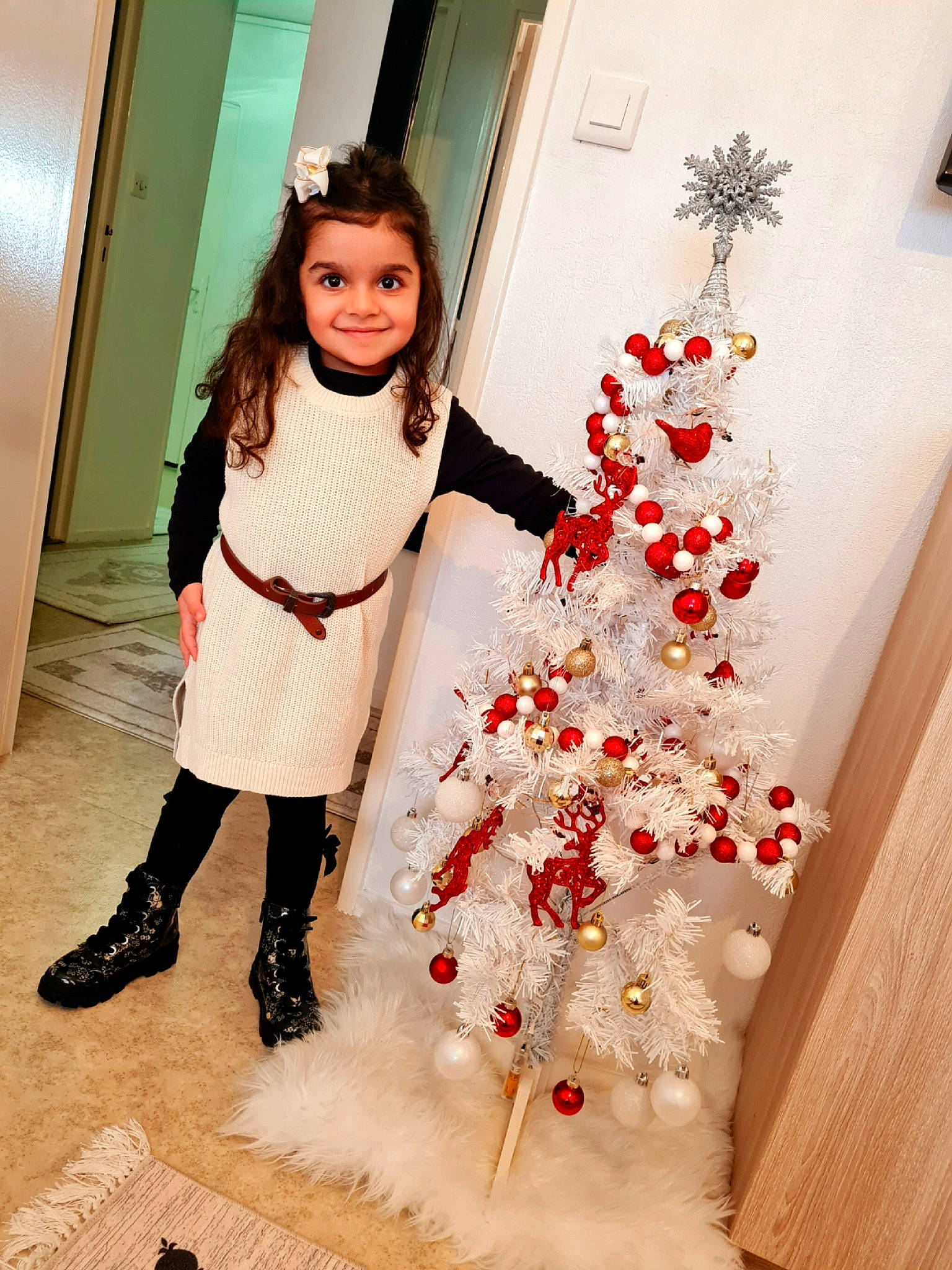 Korneliya a rejoint le concours — aidez-le/la à gagner de superbes lots ! christmas_ornament, event, fashion_accessory, fashion_design, flooring, formal_wear, happy, joy, long_hair, ornament, pattern, peach, person, petal, plant, red, rose, sleeve, smile, textile