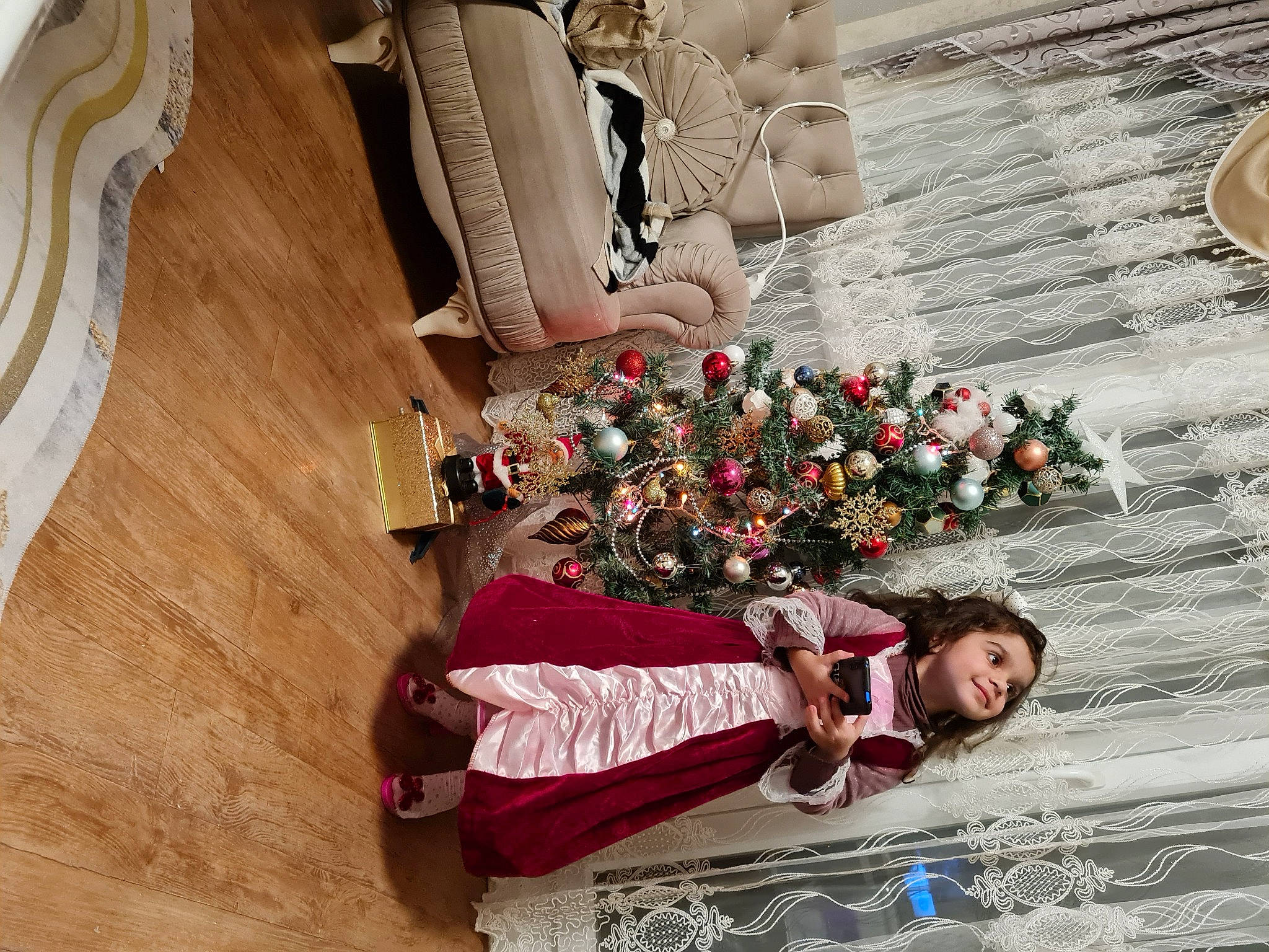 Korneliya participe au concours pour gagner de l'argent avec cette photo : carmine, christmas_decoration, cut_flowers, event, flooring, floral_design, floristry, flower, flower_arranging, happy, hardwood, human_leg, joy, pattern, peach, person, petal, pink, room, textile