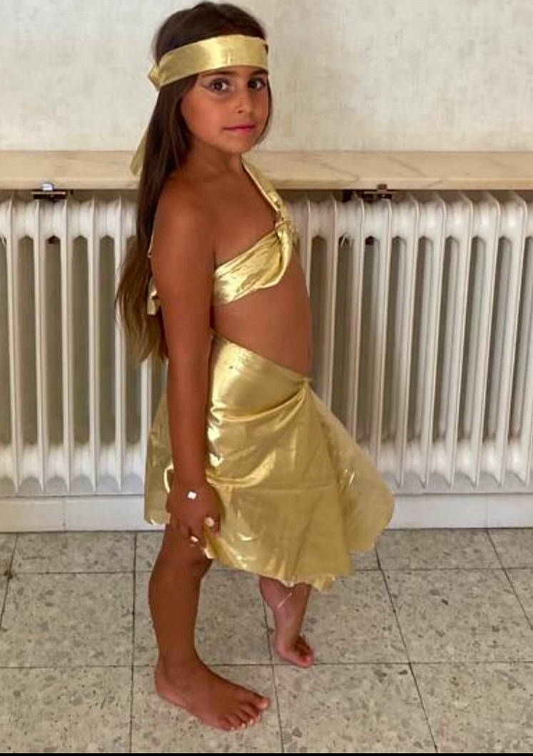 Chiara a rejoint le concours — aidez-le/la à gagner de superbes lots ! brown_hair, day_dress, fashion_design, fashion_model, fawn, floor, flooring, hair, hairstyle, headwear, human_leg, jewellery, knee, long_hair, neck, person, shoulder, strapless_dress, thigh, trunk