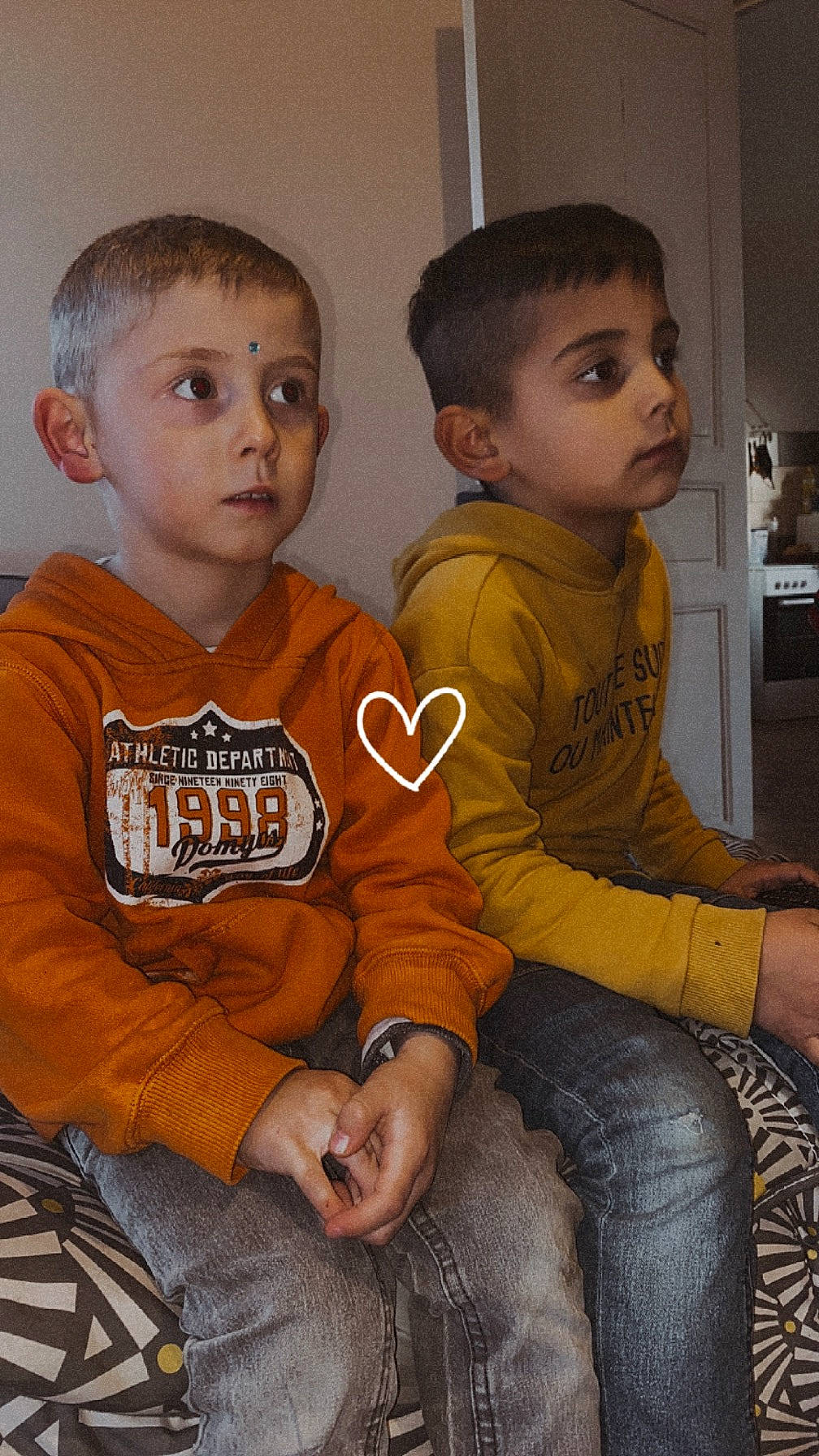 Kenzo participe au concours pour gagner de l'argent avec cette photo : baby_toddler_clothing, cheek, chin, eye, face, facial_expression, fun, hair, hairstyle, happy, head, iris, jeans, lap, person, shoulder, skin, sleeve, standing, thigh