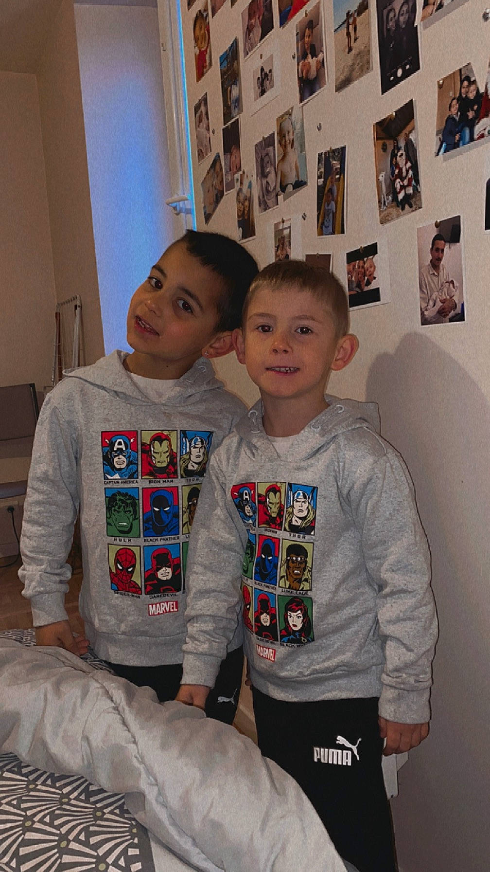 Kenzo a rejoint le concours — aidez-le/la à gagner de superbes lots ! child, comfort, couch, event, fun, hairstyle, happy, head, holiday, joy, pajamas, person, picture_frame, room, sharing, sitting, sleeve, smile, t_shirt, toddler