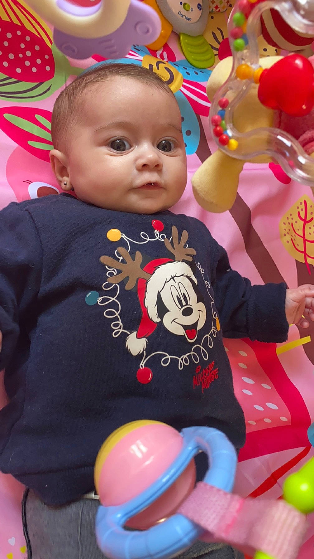 Kharl a rejoint le concours — aidez-le/la à gagner de superbes lots ! baby, baby_toddler_clothing, cheek, child, event, eye, face, facial_expression, fun, happy, head, organ, party_supply, person, pink, product, red, skin, sleeve, t_shirt