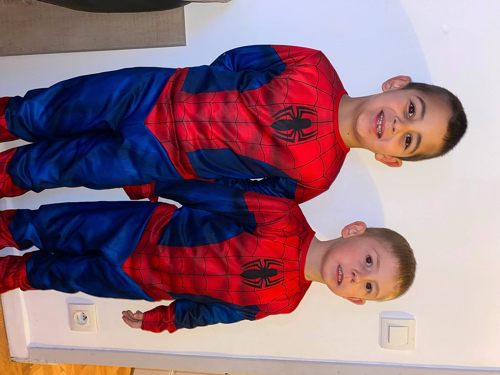 Kharl participe au concours pour gagner de l'argent avec cette photo : baby, baby_toddler_clothing, carmine, child, comfort, elbow, electric_blue, gesture, happy, hat, joy, pattern, person, sleeve, smile, toddler