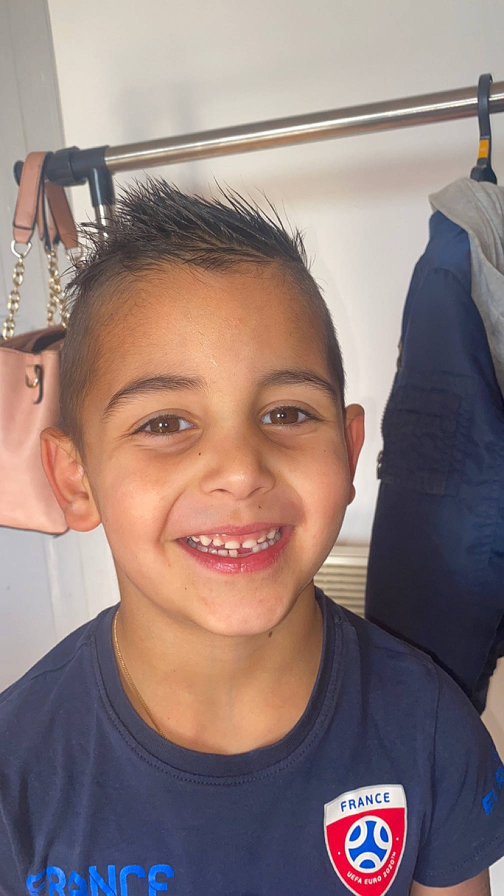 Kharl participe au concours pour gagner de l'argent avec cette photo : cheek, chin, cool, ear, eyebrow, eyelash, forehead, gesture, happy, jaw, joy, lip, mouth, neck, nose, organ, person, skin, smile, t_shirt