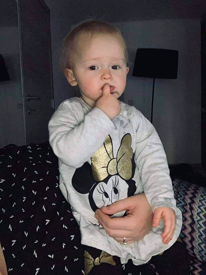 Syliana a rejoint le concours — aidez-le/la à gagner de superbes lots ! baby, baby_toddler_clothing, cheek, comfort, cool, elbow, eye, face, finger, gesture, hand, head, human_body, iris, mouth, neck, nose, person, shoulder, sleeve