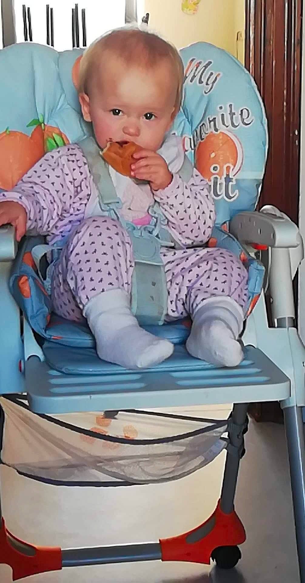 Syliana a rejoint le concours — aidez-le/la à gagner de superbes lots ! arm, baby, baby_carriage, baby_products, baby_safety, baby_toddler_clothing, blue, chair, cheek, child, comfort, furniture, human_body, leg, person, product, room, sitting, table, thigh