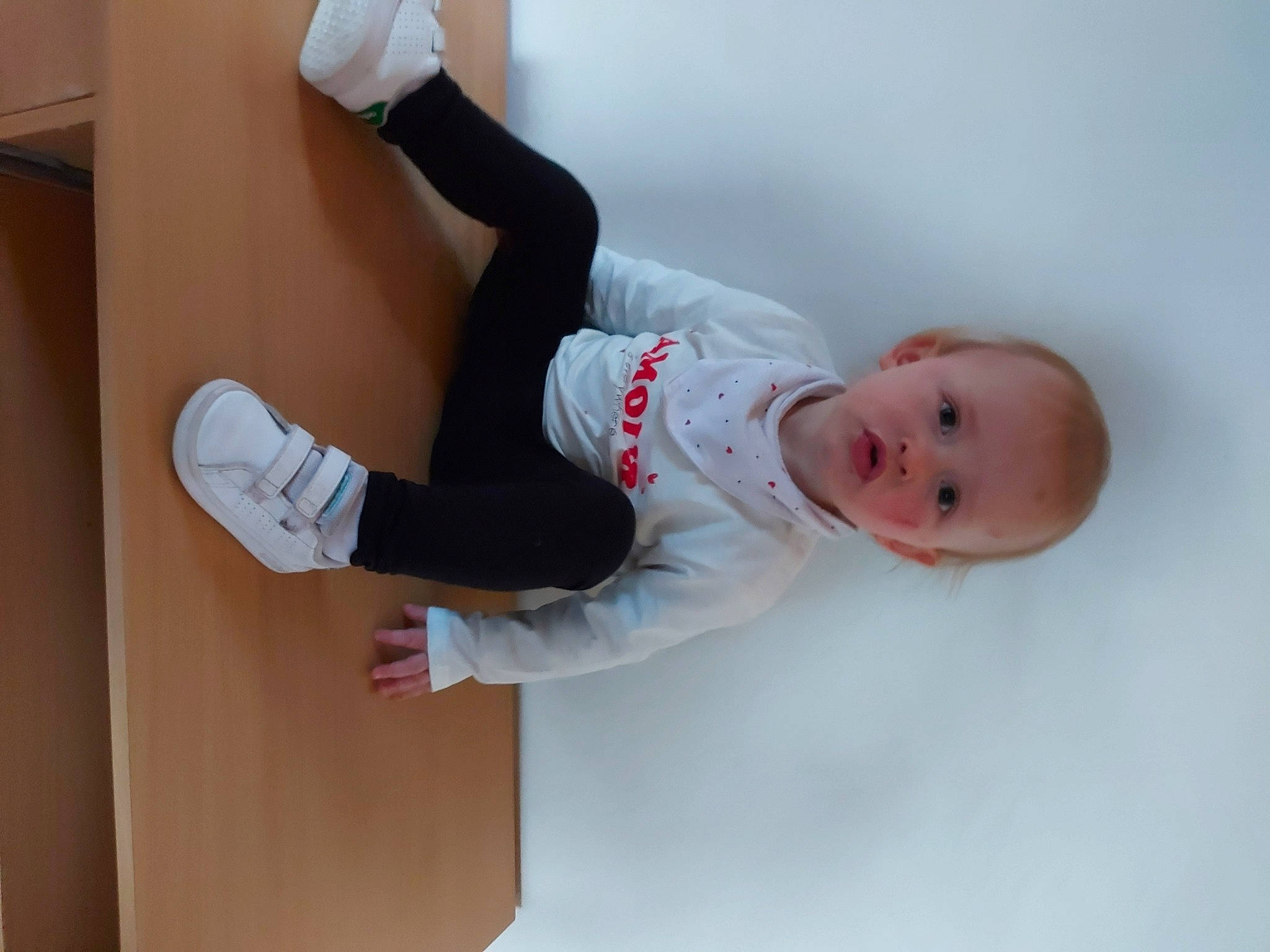 Syliana a rejoint le concours — aidez-le/la à gagner de superbes lots ! baby, baby_toddler_clothing, child, comfort, elbow, finger, gesture, human_leg, knee, leg, person, room, sitting, sleeve, sock, sports_gear, sportswear, thigh, thumb, toddler