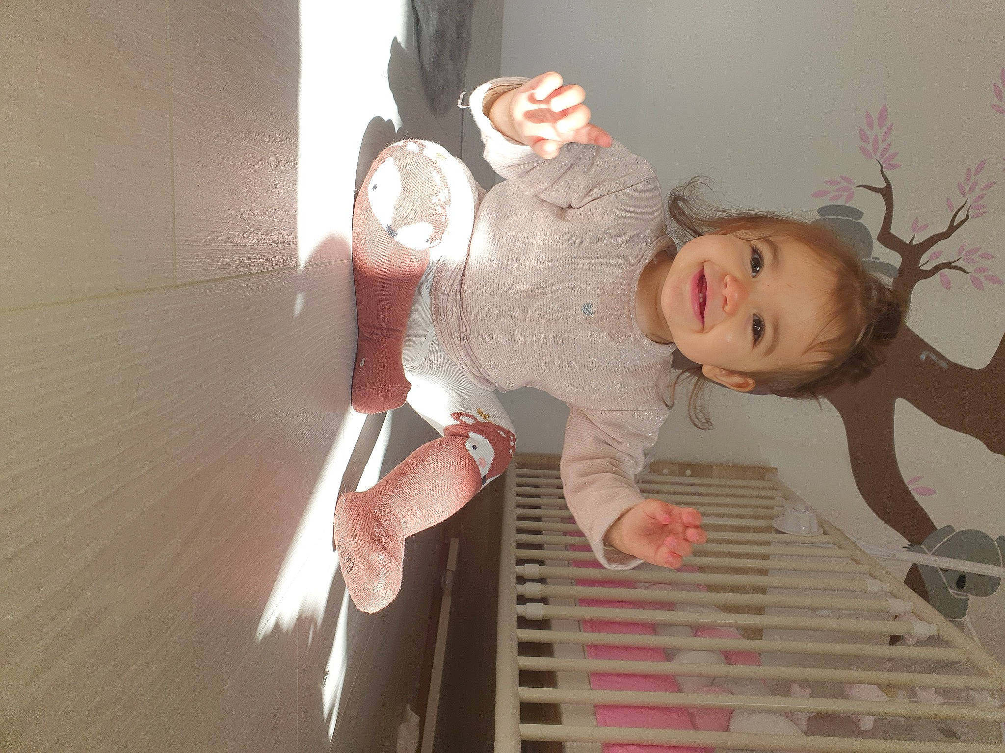 Romy a rejoint le concours — aidez-le/la à gagner de superbes lots ! baby, child, finger, flash_photography, flooring, foot, fun, gesture, hand, happy, human_body, human_leg, joy, person, room, sitting, skin, smile, thigh, thumb