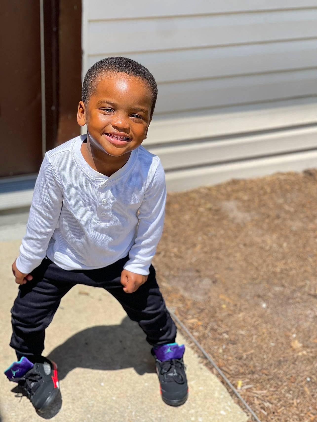 Kasius is registered to the contest to win money with this photo: asphalt, boot, child, electric_blue, flash_photography, flooring, footwear, fun, happy, head, joy, knee, person, shoe, sitting, sleeve, smile, sneakers, soil, street_fashion