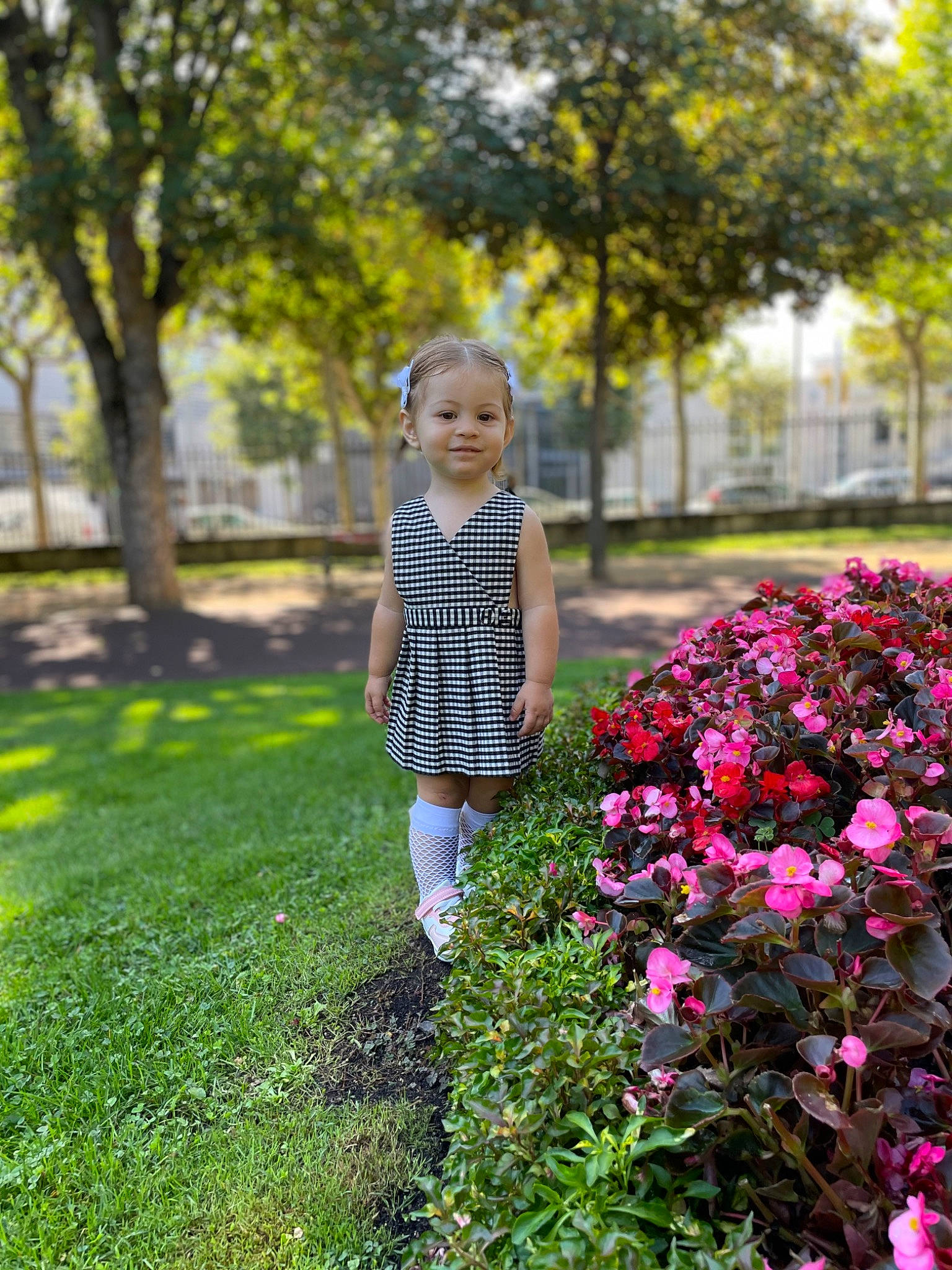 Shushane participe au concours pour gagner de l'argent avec cette photo : annual_plant, baby, botany, flower, garden, grass, groundcover, happy, herbaceous_plant, joy, landscape, leaf, leisure, natural_landscape, people_in_nature, person, petal, plant, recreation, smile