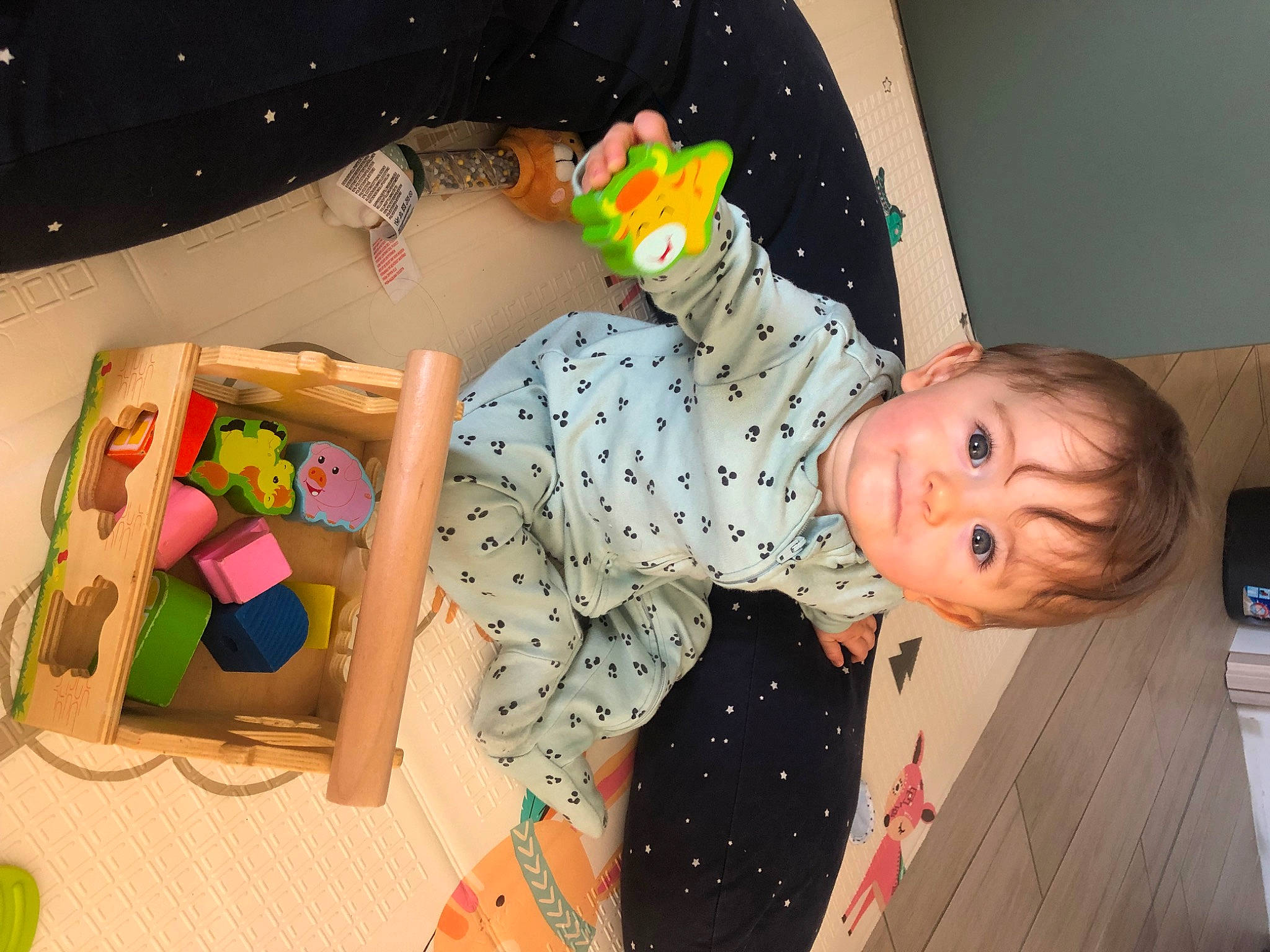 Mahé a rejoint le concours — aidez-le/la à gagner de superbes lots ! art, baby, baby_products, baby_toddler_clothing, child, comfort, fun, happy, hat, leisure, party, pattern, person, pink, play, product, room, sitting, textile, thigh