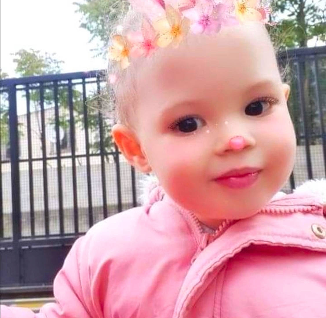 Eline participe au concours pour gagner de l'argent avec cette photo : baby, baby_toddler_clothing, cheek, child, costume_hat, eyelash, facial_expression, fashion_accessory, fence, happy, headband, headpiece, joy, lip, magenta, nose, person, pink, plant, sleeve