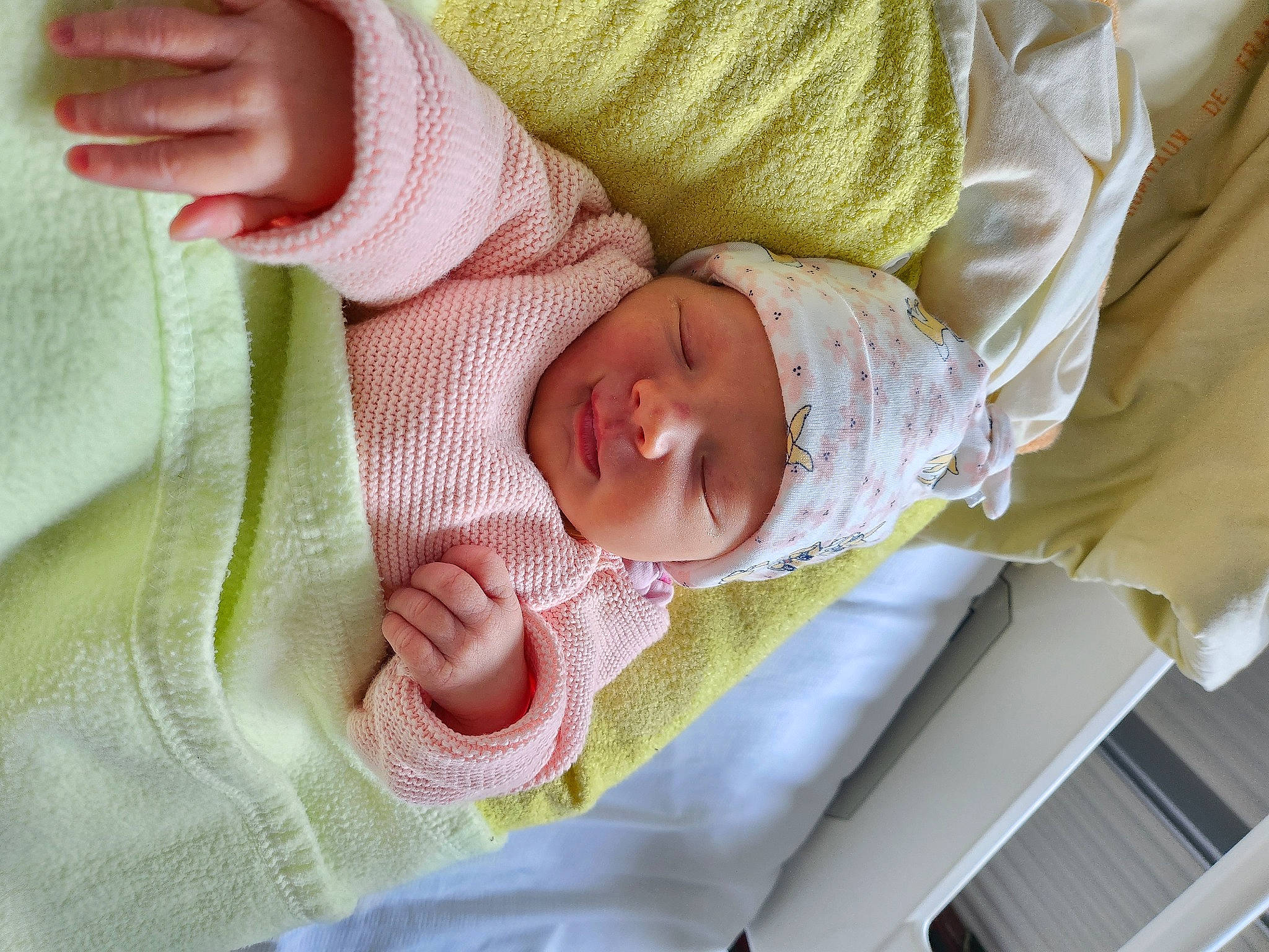 Inaya a rejoint le concours — aidez-le/la à gagner de superbes lots ! arm, baby, baby_products, baby_safety, baby_sleeping, baby_toddler_clothing, child, comfort, face, gesture, hand, headwear, linens, pattern, person, product, skin, sleeve, textile, thumb