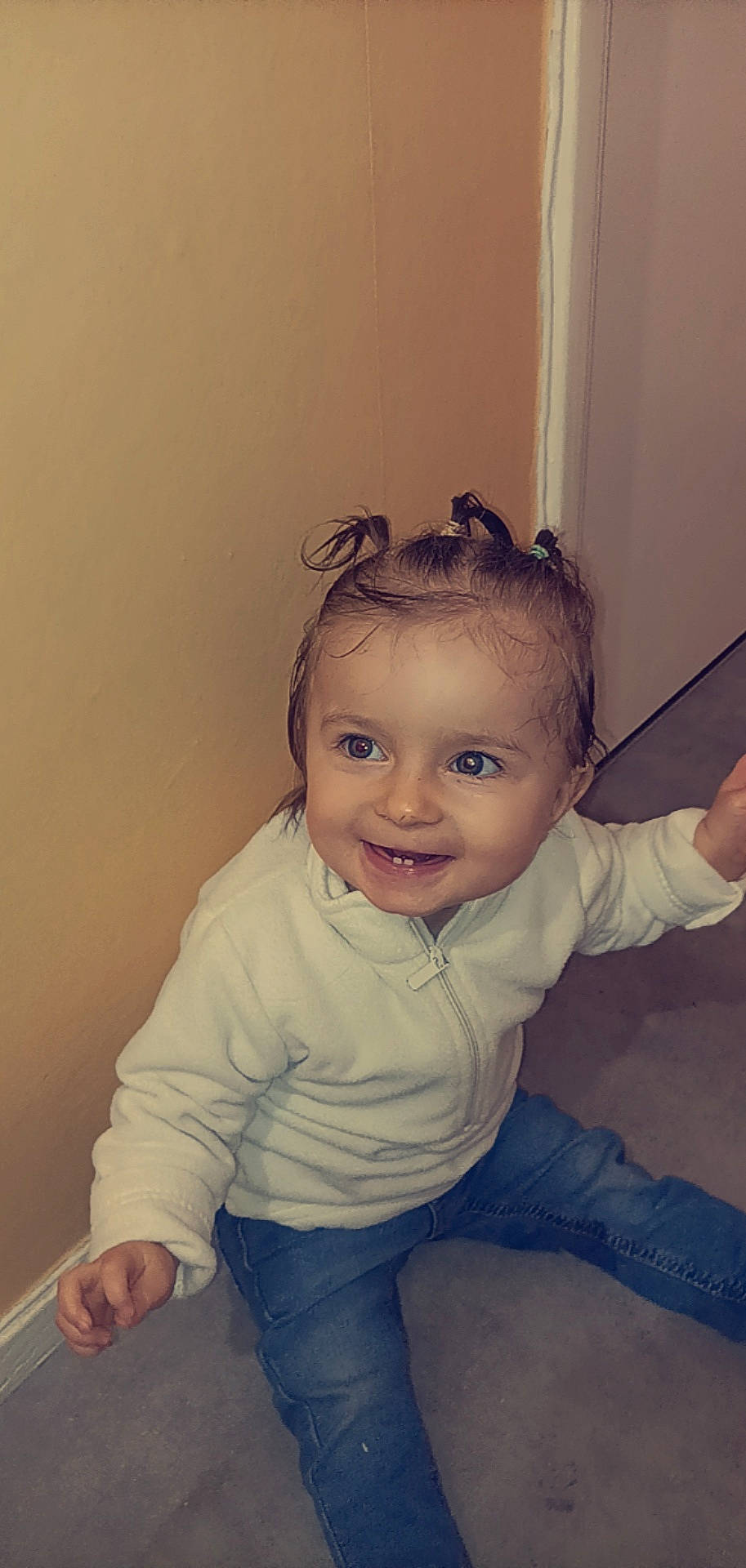 Camélia participe au concours pour gagner de l'argent avec cette photo : baby_toddler_clothing, cheek, child, eye, eyebrow, flash_photography, fun, gesture, hair, happy, human_body, iris, joy, lip, nose, person, shoulder, skin, sleeve, smile