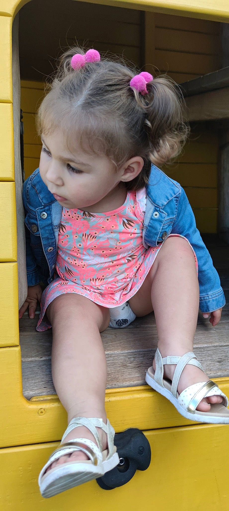 Lola a rejoint le concours — aidez-le/la à gagner de superbes lots ! baby_toddler_clothing, blue, cheek, chin, dress, fun, hairstyle, human, joint, leg, neck, person, photograph, pink, shoe, skin, sleeve, standing, textile, thigh