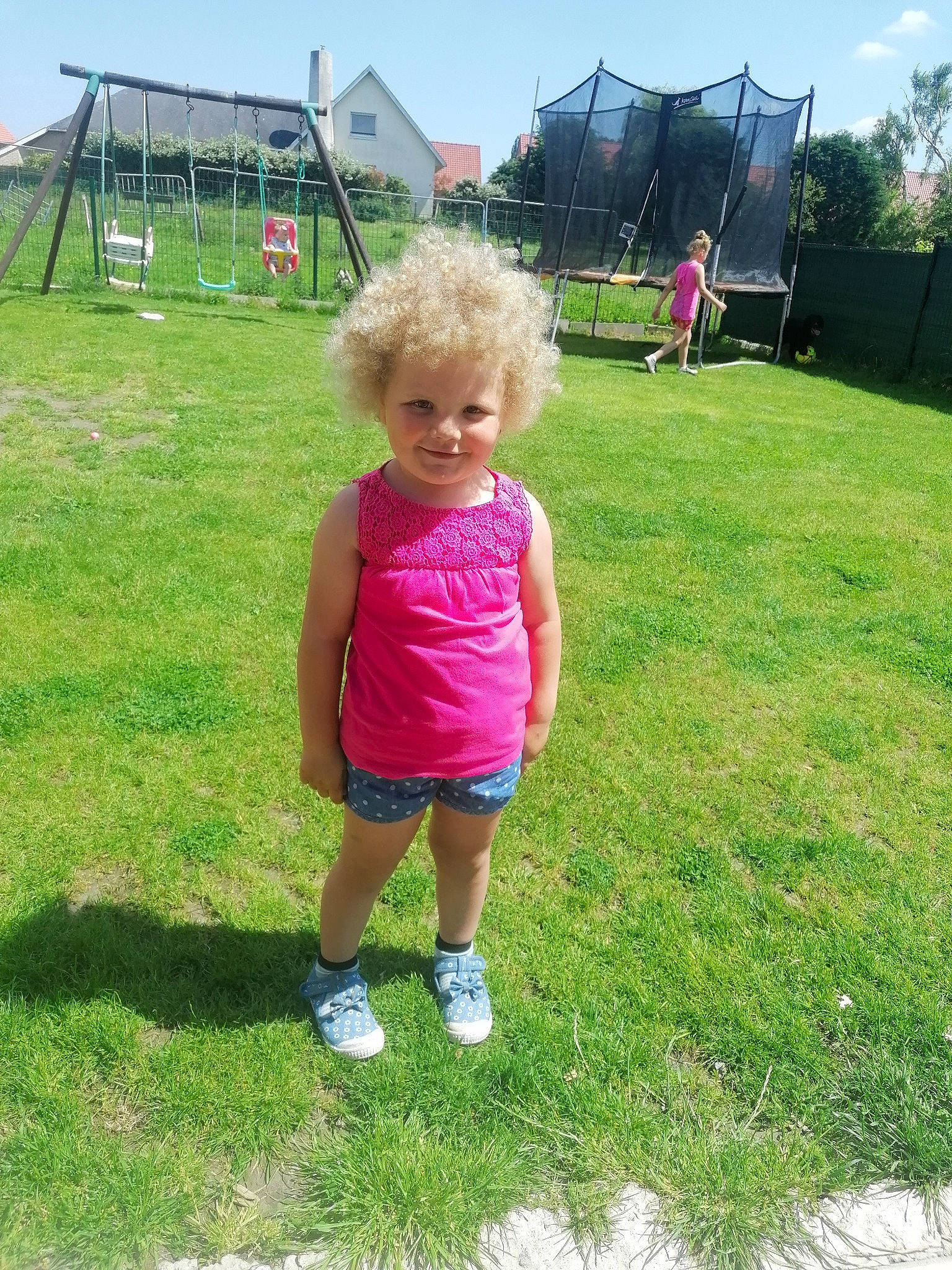 Lola participe au concours pour gagner de l'argent avec cette photo : child, fun, grass, grass_family, grassland, happy, joy, lawn, leisure, magenta, meadow, natural_environment, people_in_nature, person, plant, recreation, shorts, sky, summer, t_shirt