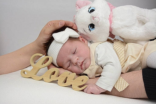 Angelina a rejoint le concours — aidez-le/la à gagner de superbes lots ! baby, baby_products, baby_sleeping, baby_toddler_clothing, bedtime, cheek, child, comfort, facial_expression, gesture, headwear, linens, mammal, nail, person, room, skin, stuffed_toy, teddy_bear, thumb