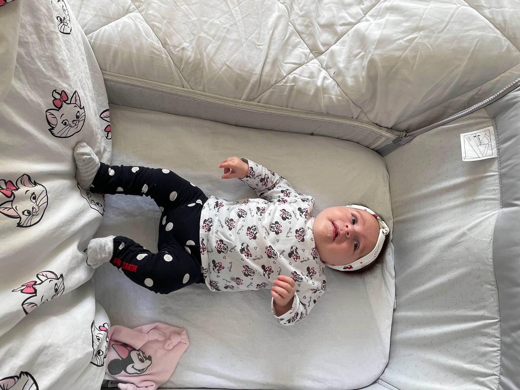 Angelina participe au concours pour gagner de l'argent avec cette photo : baby, baby_products, baby_sleeping, baby_toddler_clothing, bed_sheet, bedding, carmine, child, comfort, couch, flooring, headwear, linens, pattern, person, product, room, sitting, sleeve, textile