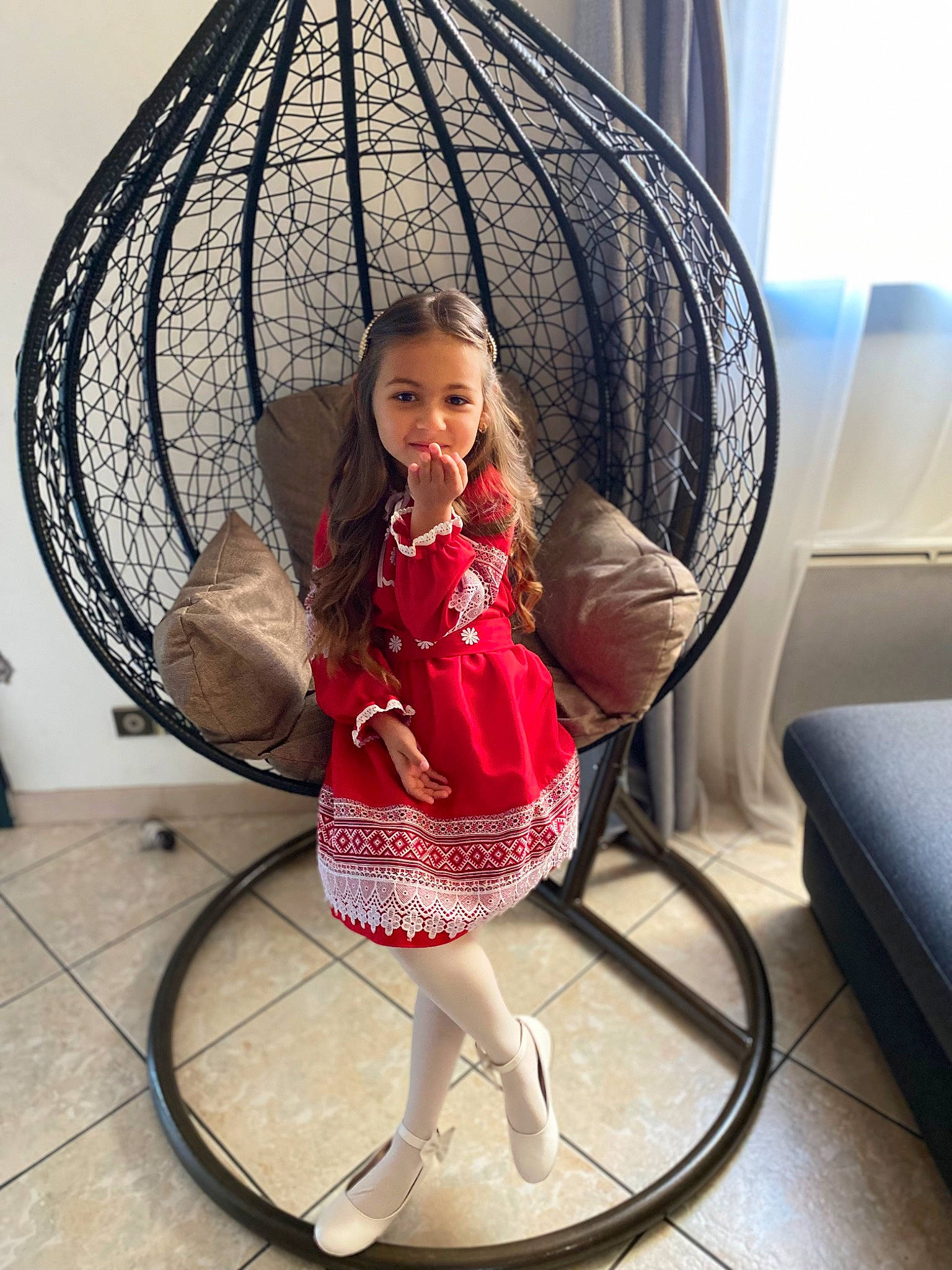 Bianca participe au concours pour gagner de l'argent avec cette photo : beauty, child, circle, comfort, dress, fashion_accessory, flooring, fun, headgear, human_leg, leisure, magenta, metal, pattern, person, room, sandal, sitting, tints_and_shades, toddler