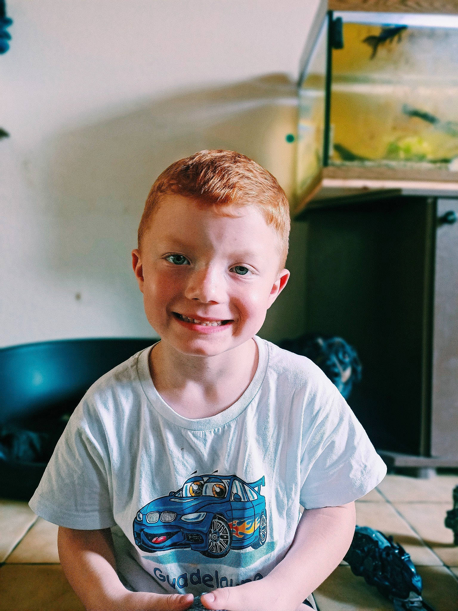 Logan participe au concours pour gagner de l'argent avec cette photo : baby_toddler_clothing, child, chin, electric_blue, eye, eyewear, flash_photography, fun, happy, head, joy, leisure, person, shoulder, sitting, sleeve, smile, standing, summer, t_shirt