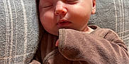 Eleanor a rejoint le concours — aidez-le/la à gagner de superbes lots ! baby, sleeping, blanket, brown_clothing, bear_design, pillow, cozy, infant, soft_texture, indoor, child, peaceful, cute, resting, face, hand, closed_eyes, plush, comfort, nap