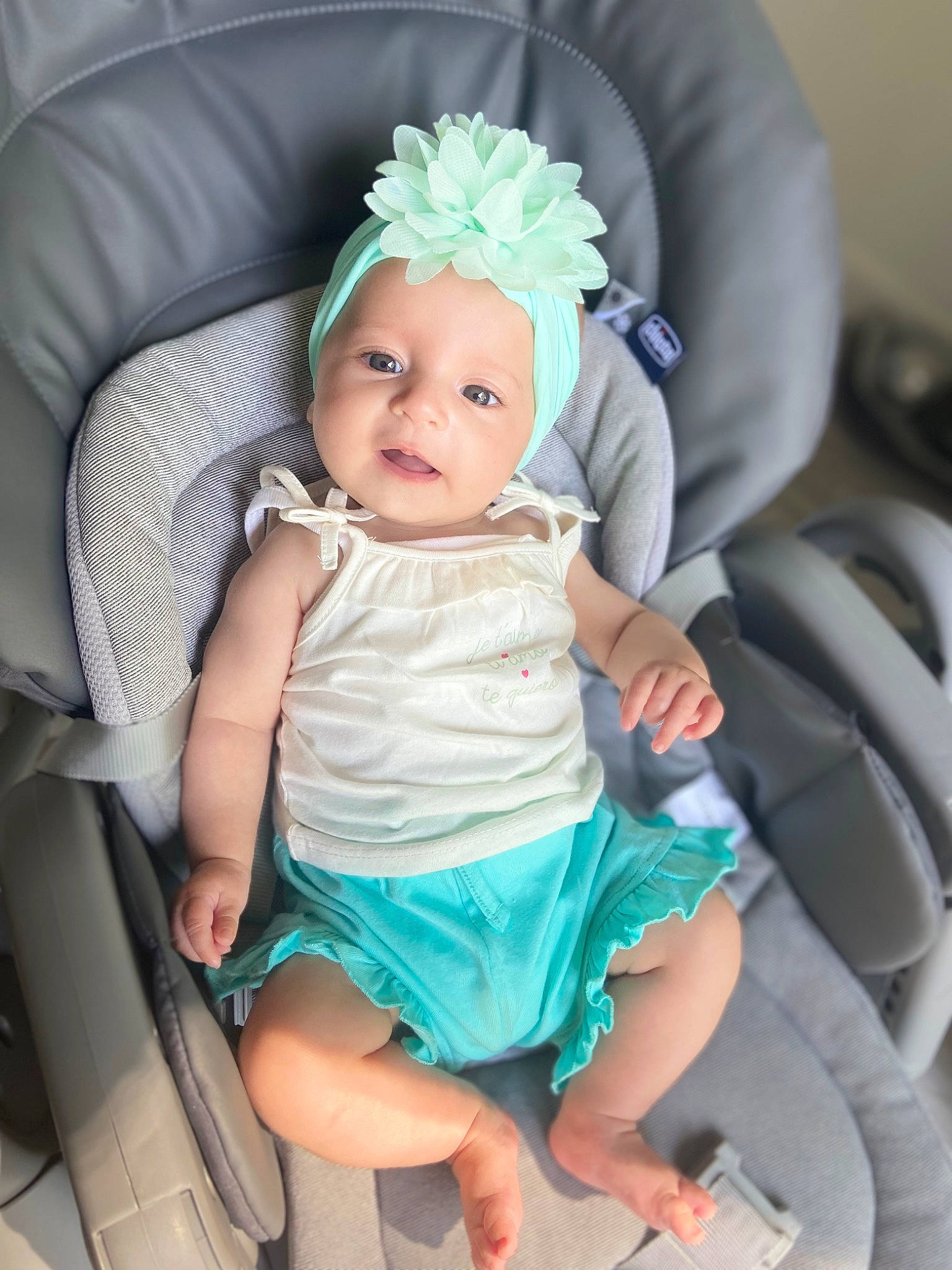 Keïssy a rejoint le concours — aidez-le/la à gagner de superbes lots ! baby, baby_products, baby_toddler_clothing, blue, chair, child, comfort, dress, eye, face, green, hat, head, headwear, leg, person, product, purple, sitting, smile