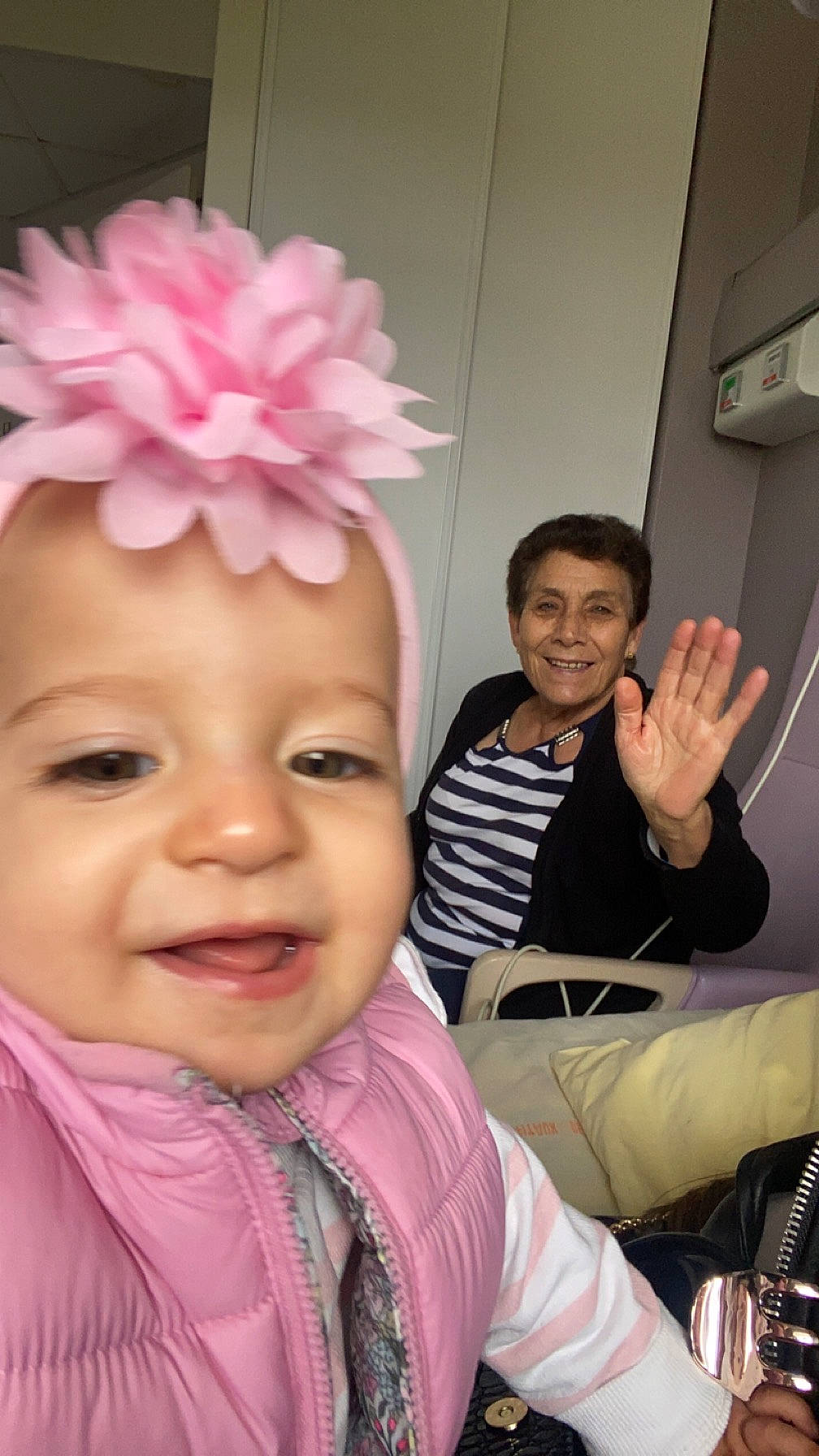 Keïssy a rejoint le concours — aidez-le/la à gagner de superbes lots ! baby, baby_toddler_clothing, chair, child, event, eyelash, fashion_accessory, finger, flower, fun, gesture, happy, headpiece, headwear, joy, magenta, person, petal, pink, skin