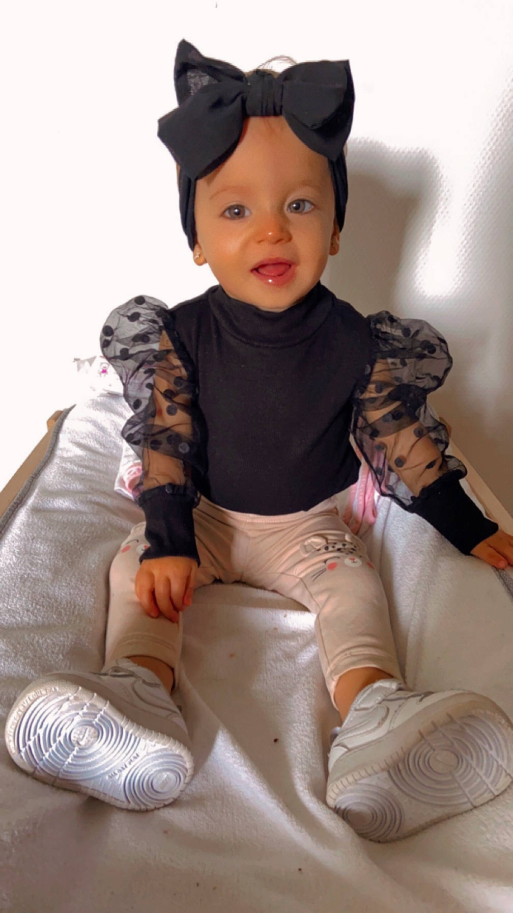 Keïssy participe au concours pour gagner de l'argent avec cette photo : baby_toddler_clothing, cool, face, gesture, hairstyle, headwear, human_leg, joint, knee, mammal, muscle, person, pink, shoe, skin, sleeve, smile, sock, textile, thigh
