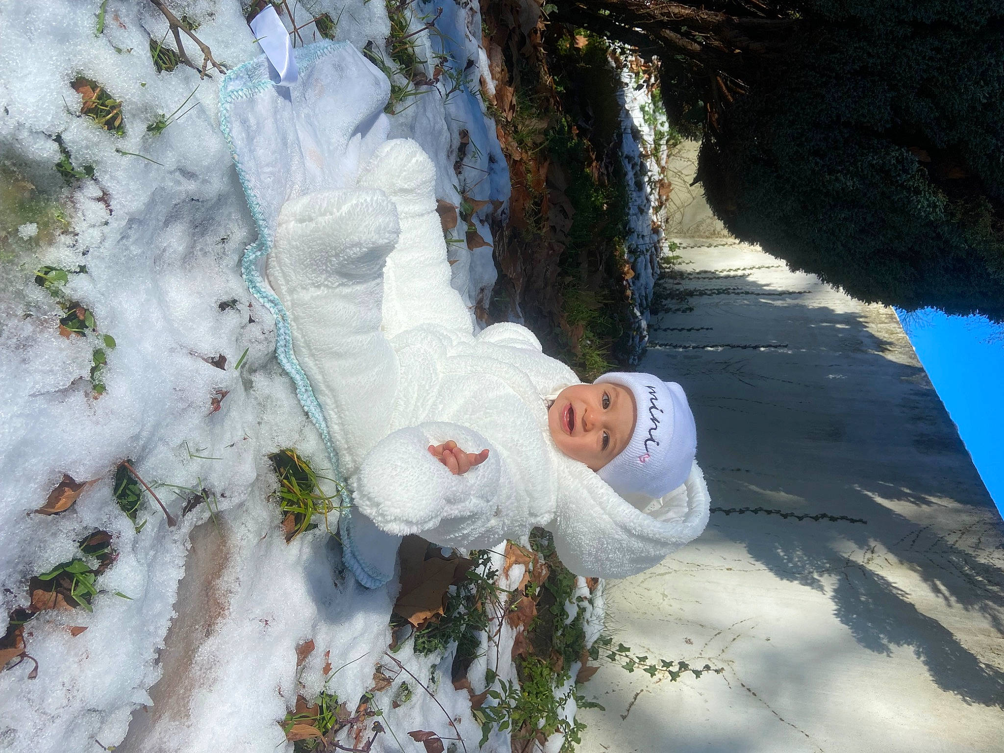 Keïssy participe au concours pour gagner de l'argent avec cette photo : adventure, bedrock, conifer, erosion, evergreen, freezing, frost, fun, geological_phenomenon, grass, headwear, leisure, people_in_nature, person, plant, recreation, rock, slope, snow, toddler