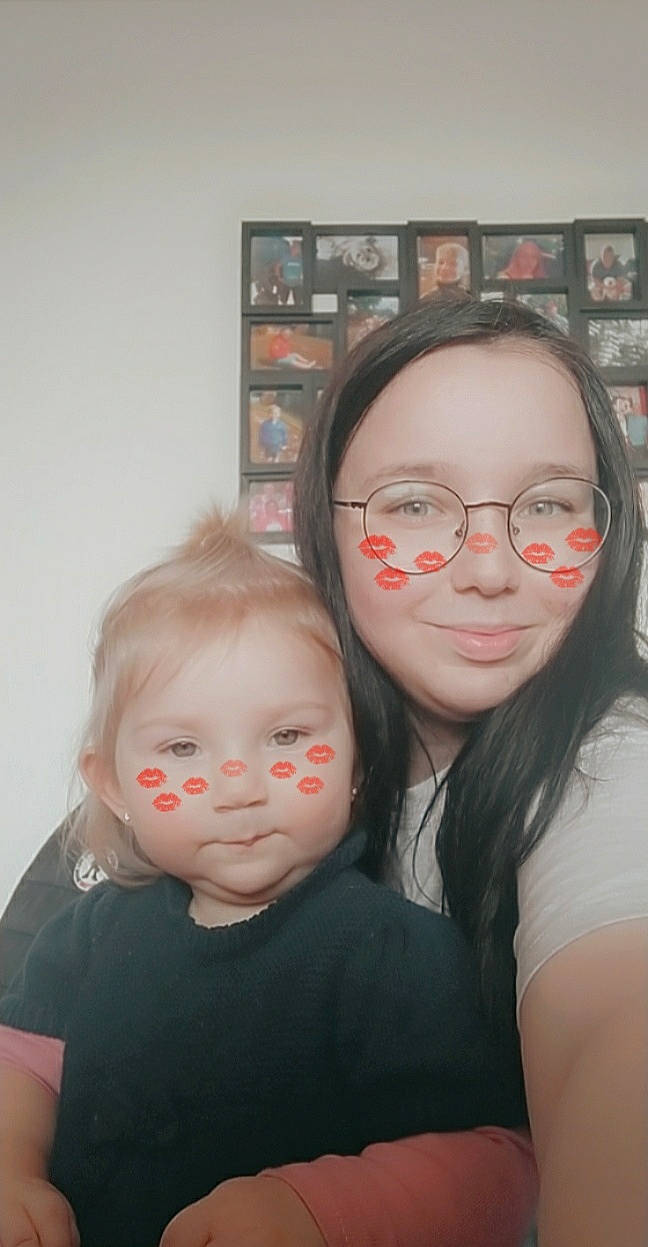 Charline participe au concours pour gagner de l'argent avec cette photo : cheek, chin, eye, eyebrow, eyelash, eyewear, forehead, glasses, happy, head, iris, joy, lip, mouth, nose, organ, person, picture_frame, skin, smile