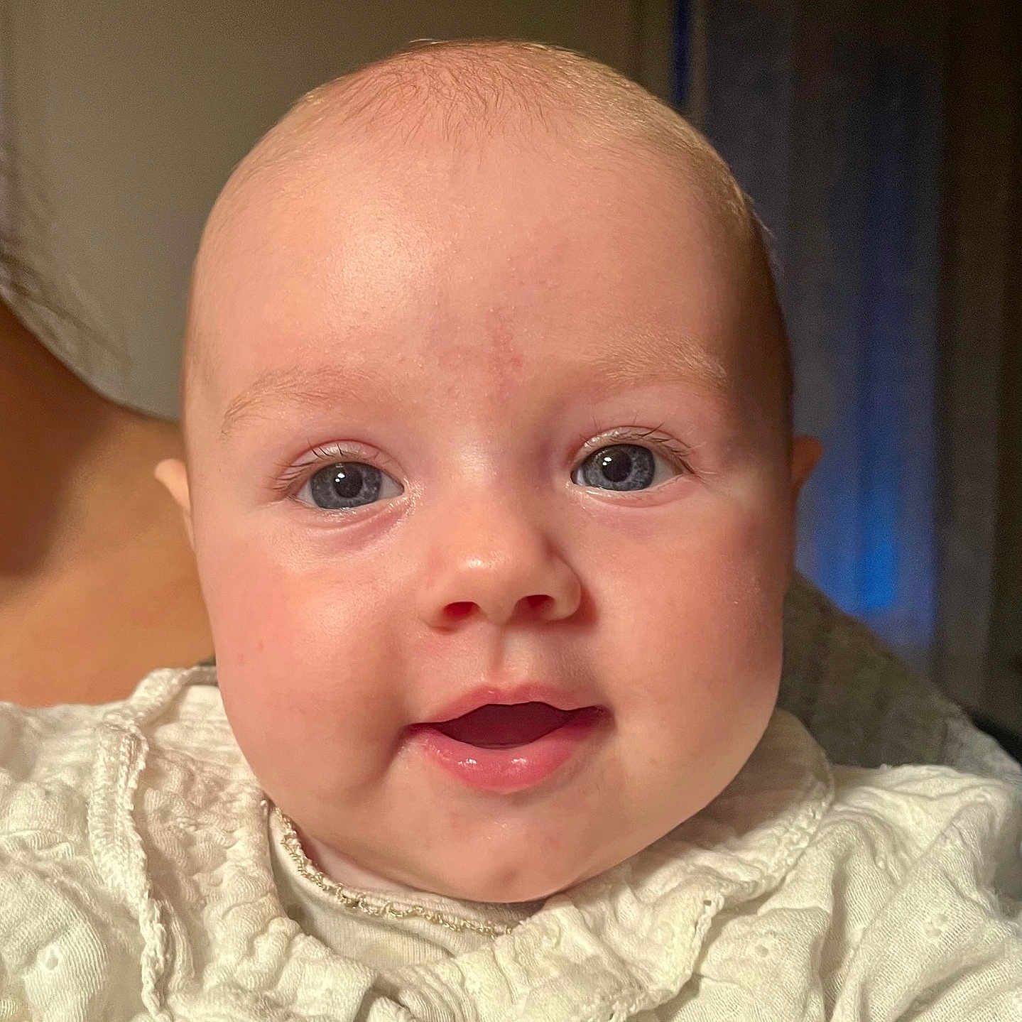 Bryseïs a rejoint le concours — aidez-le/la à gagner de superbes lots ! apparel, baby, child, close_up, cute, expression, eyes, face, happy, head, human, indoors, infant, person, portrait, skin, smiling, soft_light, white_clothing, young