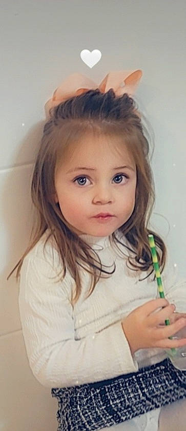 Djordande participe au concours pour gagner de l'argent avec cette photo : cheek, ear, eyebrow, eyelash, face, flash_photography, gesture, hair, hairstyle, happy, head, iris, lip, neck, nose, organ, person, skin, smile, t_shirt