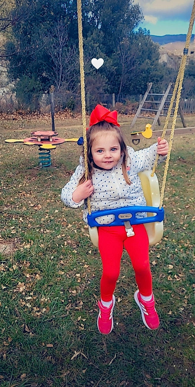Djordande participe au concours pour gagner de l'argent avec cette photo : child, city, electric_blue, fun, grass, happy, joy, leisure, outdoor_play_equipment, people_in_nature, person, plant, play, playground, public_space, recreation, sitting, smile, spring, swing
