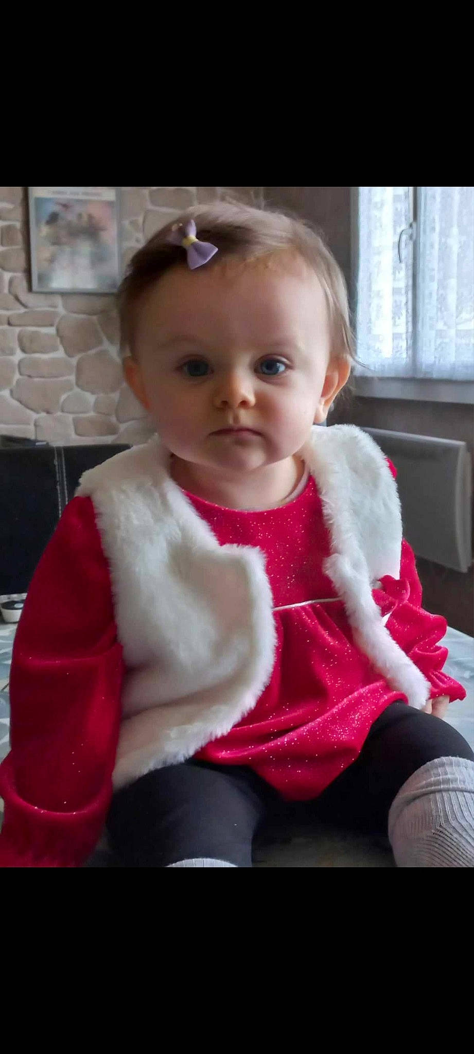 Lilou a rejoint le concours — aidez-le/la à gagner de superbes lots ! baby, baby_toddler_clothing, cheek, child, eye, flooring, fur, head, iris, lap, lip, person, pink, sitting, sleeve, sock, sunglasses, t_shirt, toddler, wool