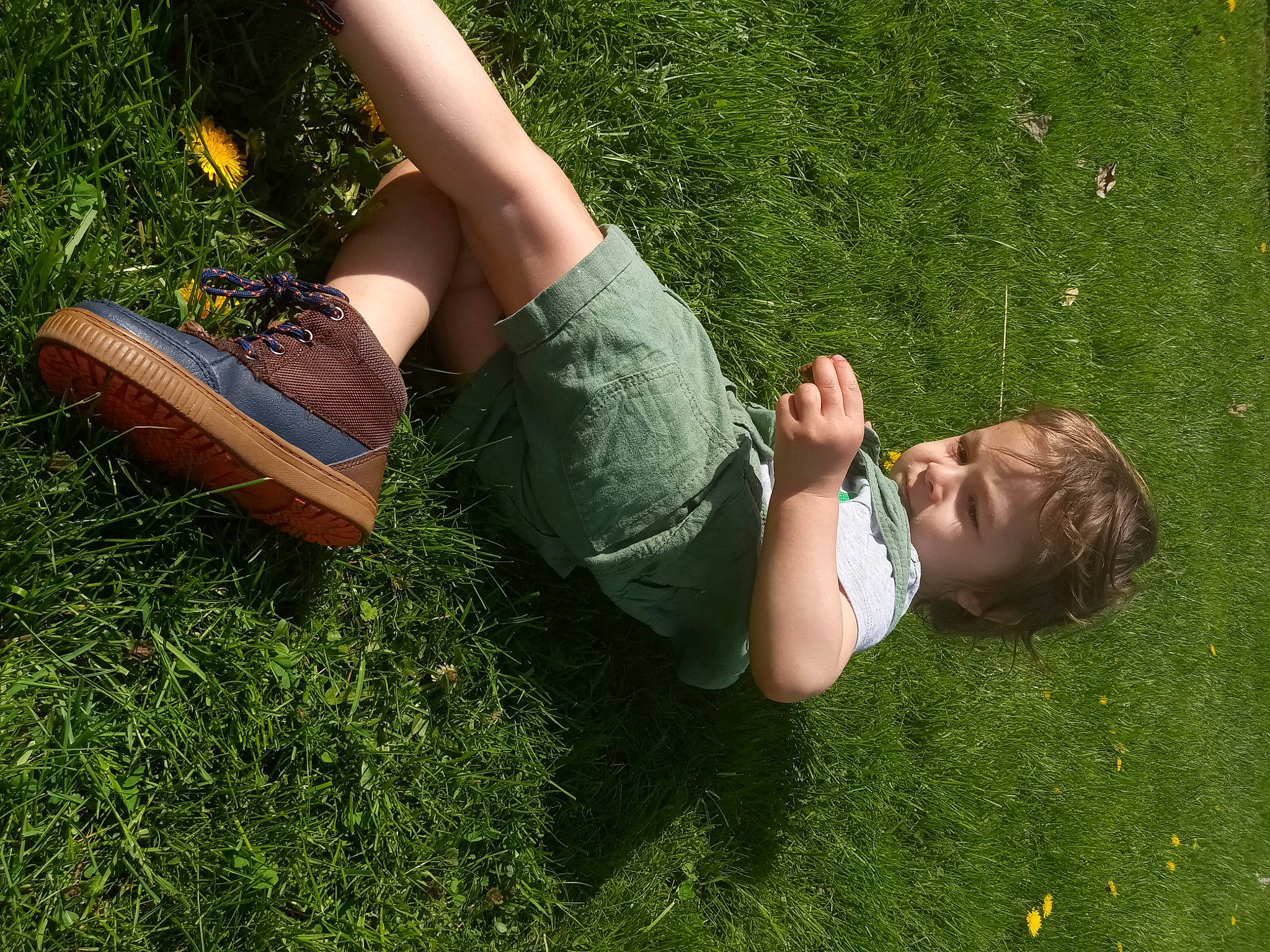 Killian is registered to the contest to win money with this photo: barefoot, calf, foot, fun, grass, grass_family, grassland, happy, human_body, joint, knee, lawn, leg, leisure, meadow, people_in_nature, person, plant, shrub, summer