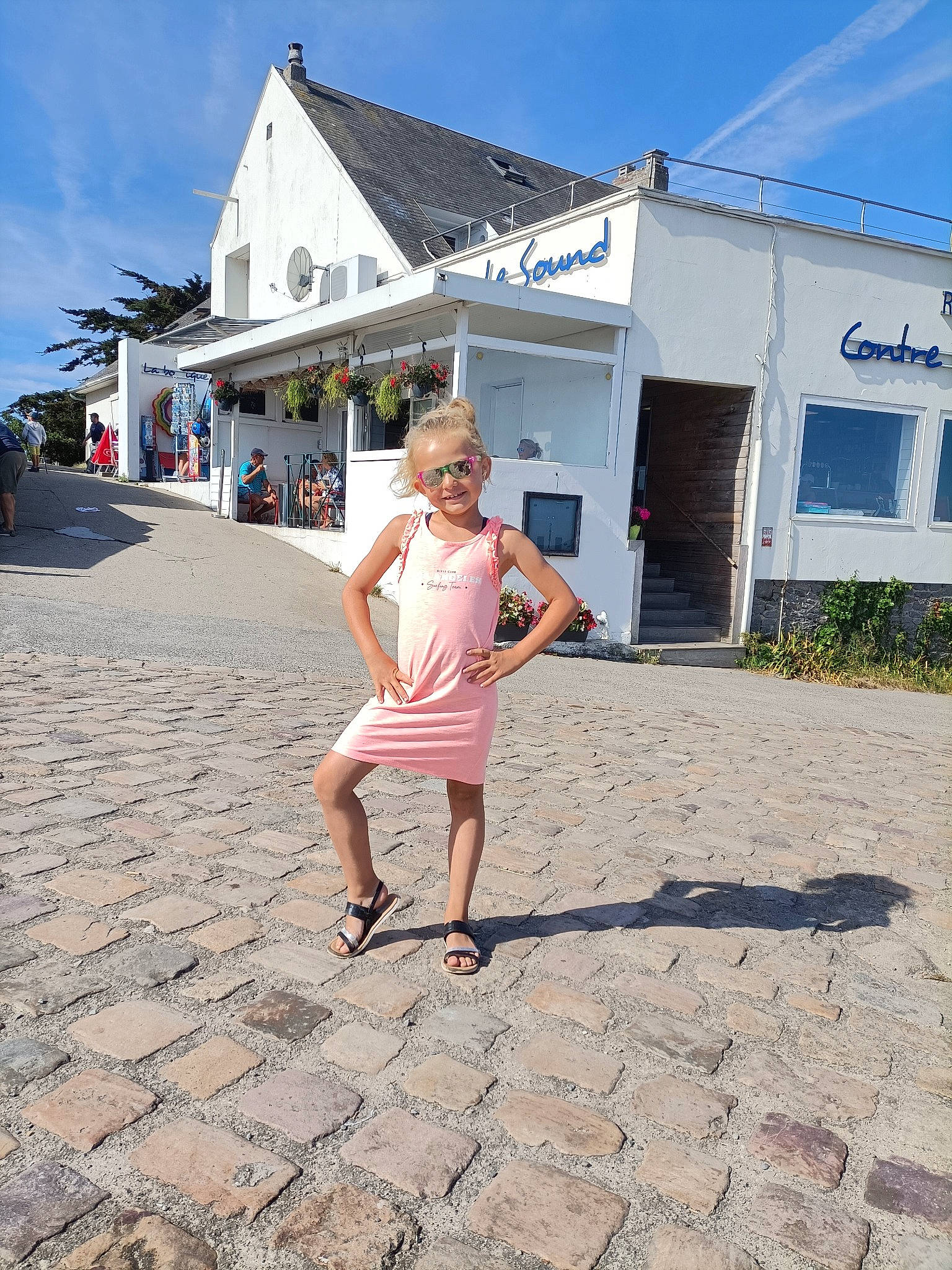 Lüna a rejoint le concours — aidez-le/la à gagner de superbes lots ! asphalt, building, city, cloud, flooring, fun, house, infrastructure, joy, landscape, leisure, neighbourhood, person, plant, road, road_surface, shorts, sidewalk, sky, toddler