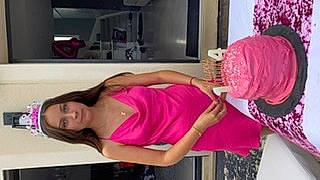 Clara a rejoint le concours — aidez-le/la à gagner de superbes lots ! abdomen, arm, chest, elbow, eyelash, finger, fun, human_leg, joint, knee, magenta, muscle, person, pink, room, thigh, thumb, trunk, violet, waist