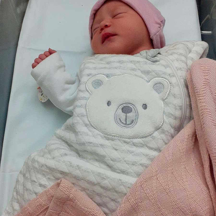 Soana a rejoint le concours — aidez-le/la à gagner de superbes lots ! baby, bassinet, bed, blanket, child, clothing, cozy, cute, face, hat, hospital, infant, newborn, peaceful, pink, portrait, resting, sleeping, soft, white