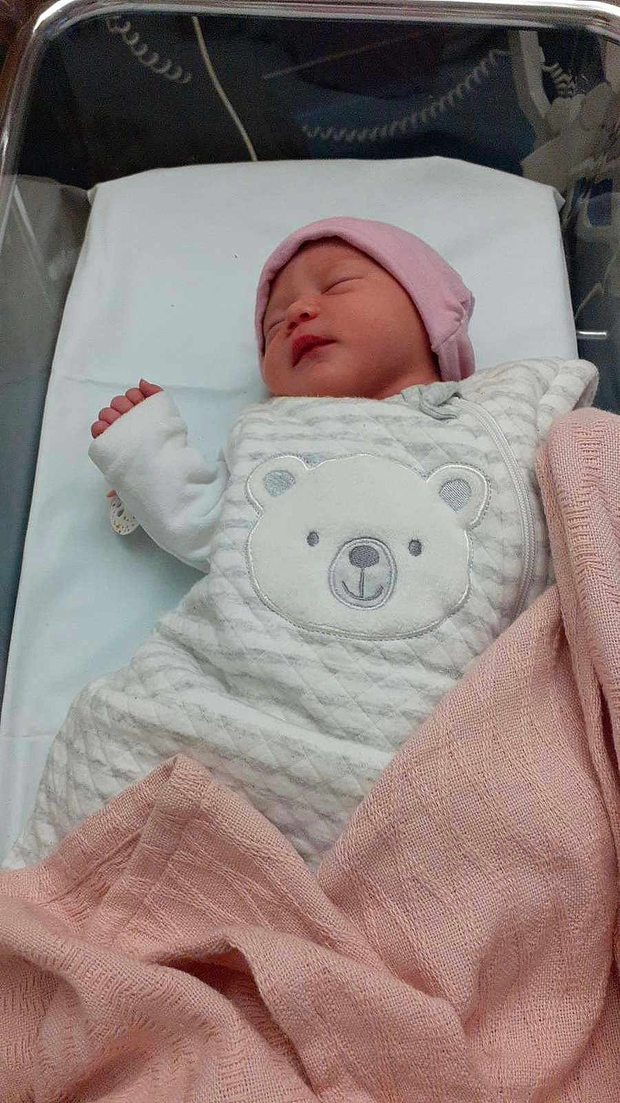 Soana a rejoint le concours — aidez-le/la à gagner de superbes lots ! newborn, baby, sleeping, hat, blanket, hospital, bassinet, clothing, pink, white, face, infant, cute, cozy, child, resting, soft, bed, portrait, peaceful