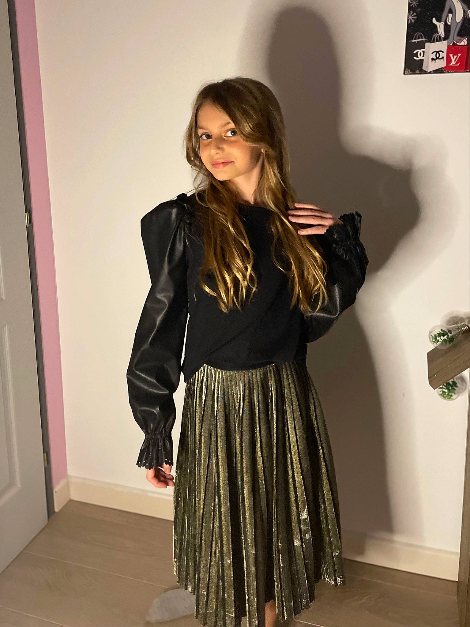 Laora participe au concours pour gagner de l'argent avec cette photo : abdomen, black_hair, blazer, event, eyewear, fashion_design, fashion_model, flash_photography, formal_wear, human_leg, joint, joy, knee, long_hair, neck, person, shoulder, sleeve, standing, thigh