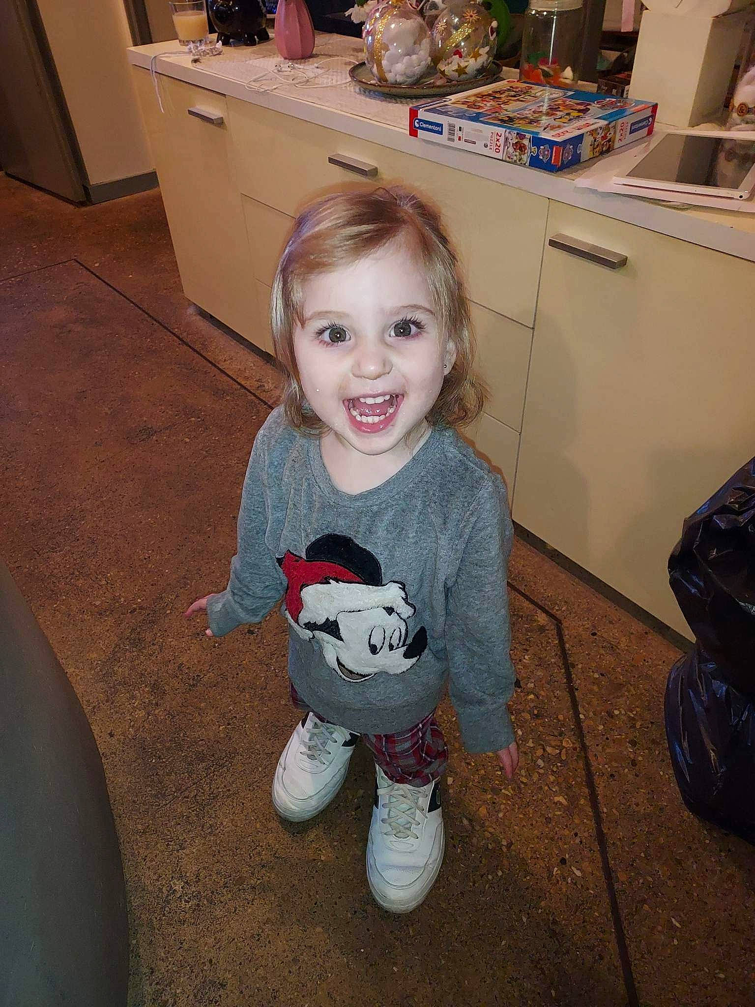 Alessia participe au concours pour gagner de l'argent avec cette photo : baby_toddler_clothing, cabinetry, child, cupboard, drawer, floor, flooring, fun, happy, hardwood, jeans, leg, mammal, person, room, sleeve, smile, standing, t_shirt, toddler