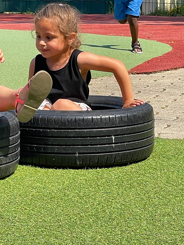 Ynah a rejoint le concours — aidez-le/la à gagner de superbes lots ! auto_part, automotive_tire, automotive_wheel_system, flooring, fun, grass, inflatable, lawn, leisure, people_in_nature, person, physical_fitness, recreation, rim, sitting, synthetic_rubber, tire, tire_care, toddler, tread