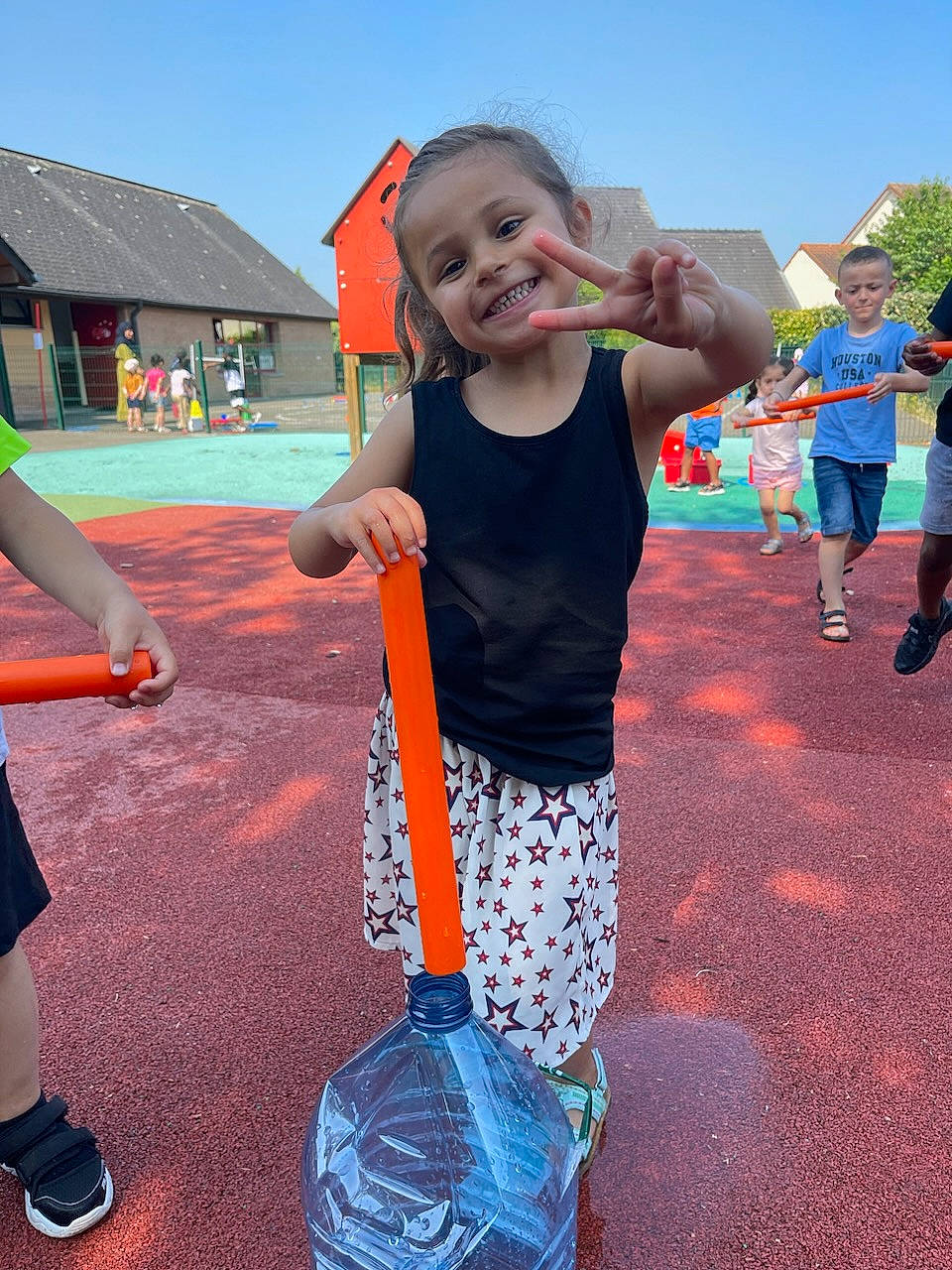 Ynah a rejoint le concours — aidez-le/la à gagner de superbes lots ! child, city, electric_blue, event, fun, grass, happy, joy, leisure, outdoor_play_equipment, people_in_nature, person, play, recreation, shorts, sky, smile, soil, t_shirt, toddler