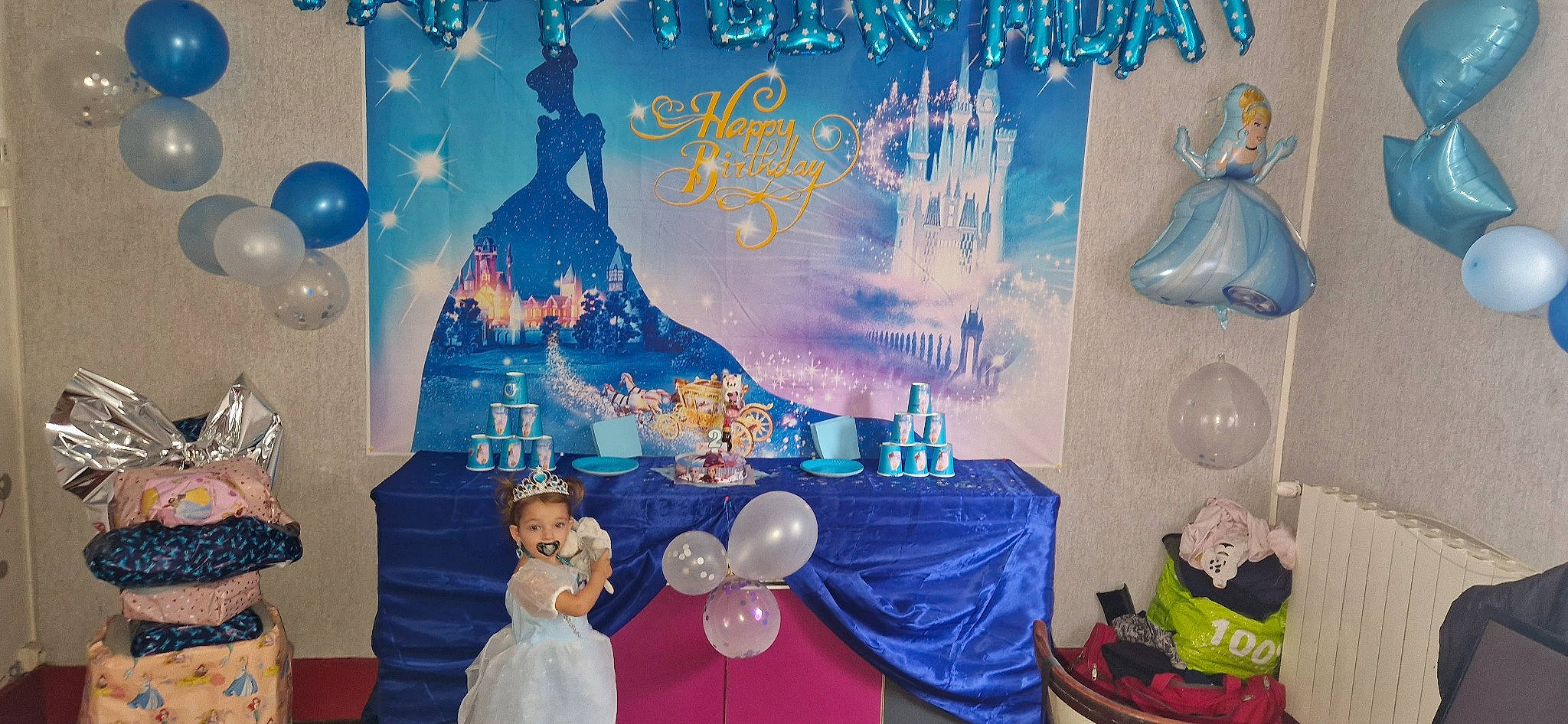 Elynna a rejoint le concours — aidez-le/la à gagner de superbes lots ! aqua, art, azure, blue, decoration, design, electric_blue, event, function_hall, interior_design, paint, party, person, pink, purple, room, table, textile, toy, violet