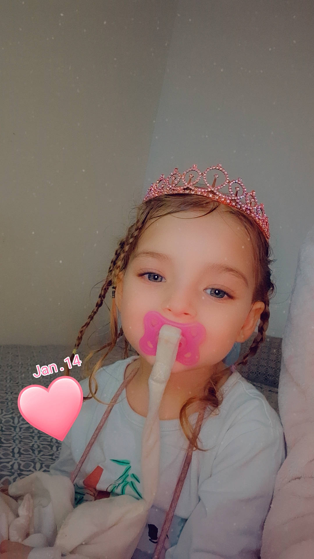 Elynna a rejoint le concours — aidez-le/la à gagner de superbes lots ! baby_toddler_clothing, cheek, child, chin, ear, eyebrow, eyelash, facial_expression, fun, happy, headband, headgear, headpiece, lip, neck, nose, person, pink, skin, textile
