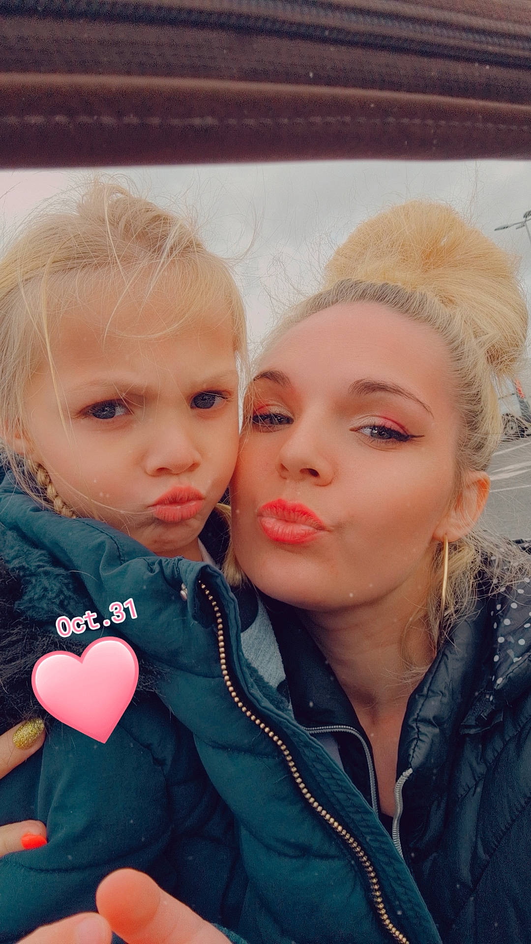 Anastasia a rejoint le concours — aidez-le/la à gagner de superbes lots ! beauty, brown_hair, cheek, child, earrings, event, eyebrow, eyelash, fun, fur, gesture, happy, iris, jewellery, lip, nose, outerwear, person, selfie, skin