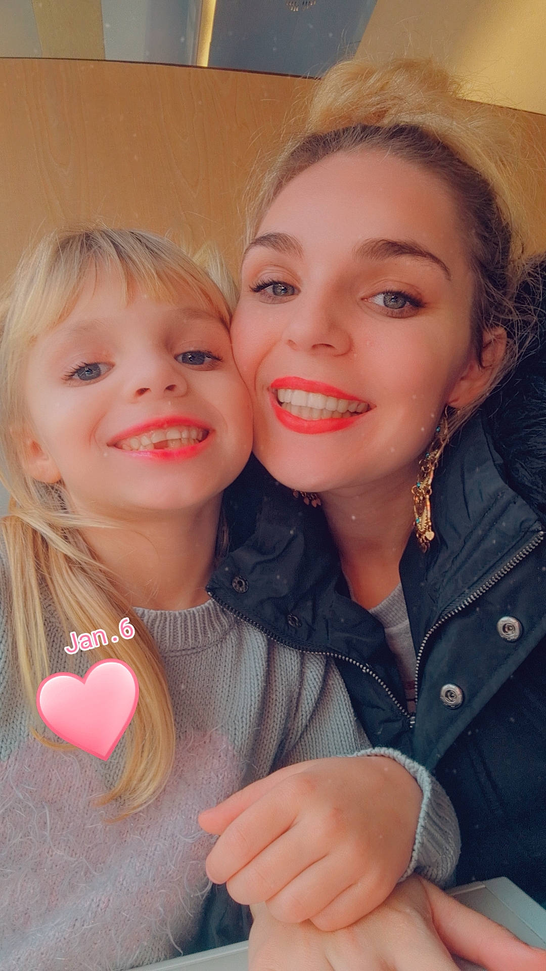 Anastasia participe au concours pour gagner de l'argent avec cette photo : blond, cheek, clothing, event, eyebrow, eyelash, finger, fun, gesture, happy, head, iris, jewellery, joy, lip, lipstick, long_hair, nose, person, pink