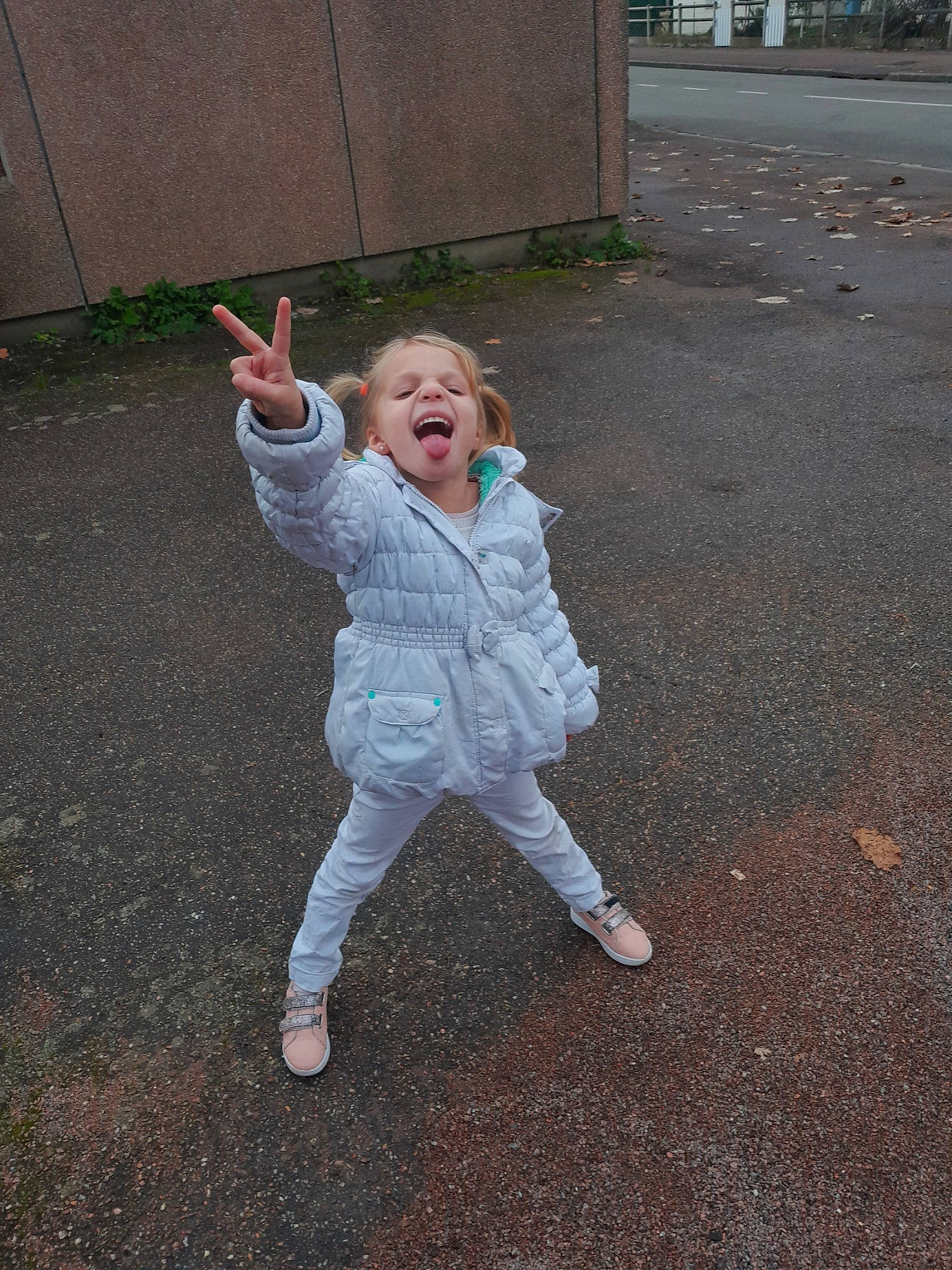 Anastasia a rejoint le concours — aidez-le/la à gagner de superbes lots ! asphalt, child, city, concrete, denim, fun, gesture, grass, happy, pedestrian, person, road, road_surface, shadow, sidewalk, sitting, smile, soil, street, toddler