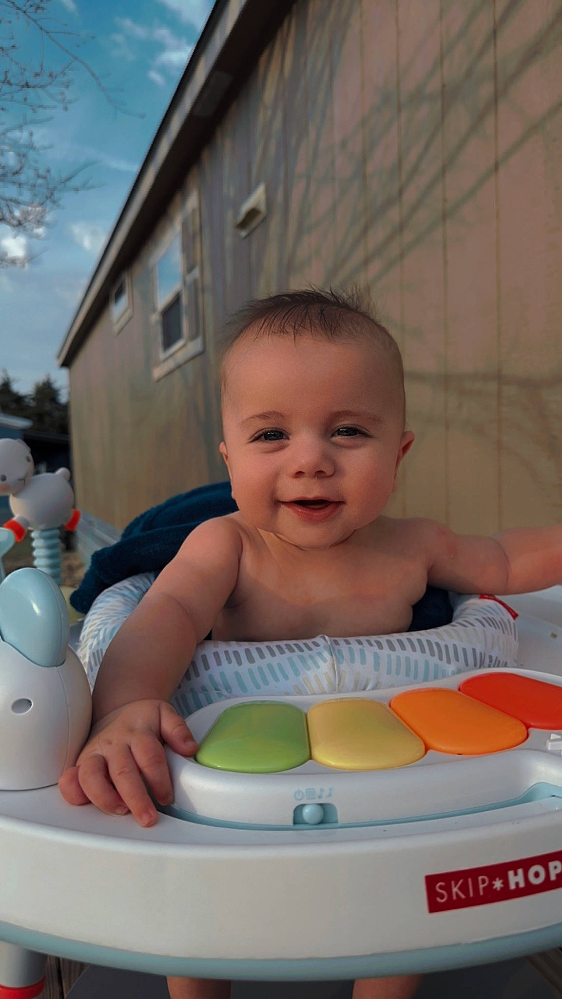 Axl is registered to the contest to win money with this photo: baby, baby_playing_with_toys, baby_products, bathing, cheek, child, cloud, fun, happy, joy, leisure, person, play, product, recreation, sitting, skin, sky, smile, toddler